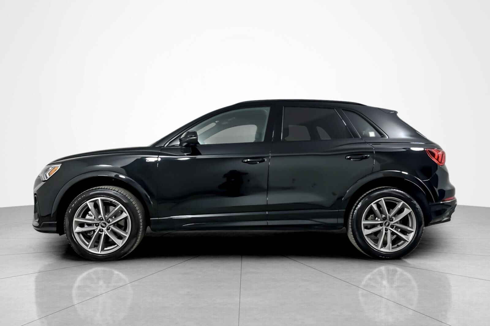 2025 Audi Q3 S line Premium 45 TFSI photo 2