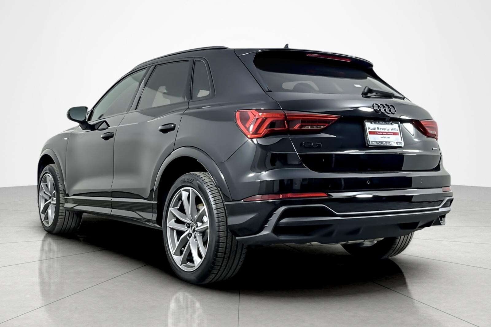2025 Audi Q3 S line Premium 45 TFSI photo 3