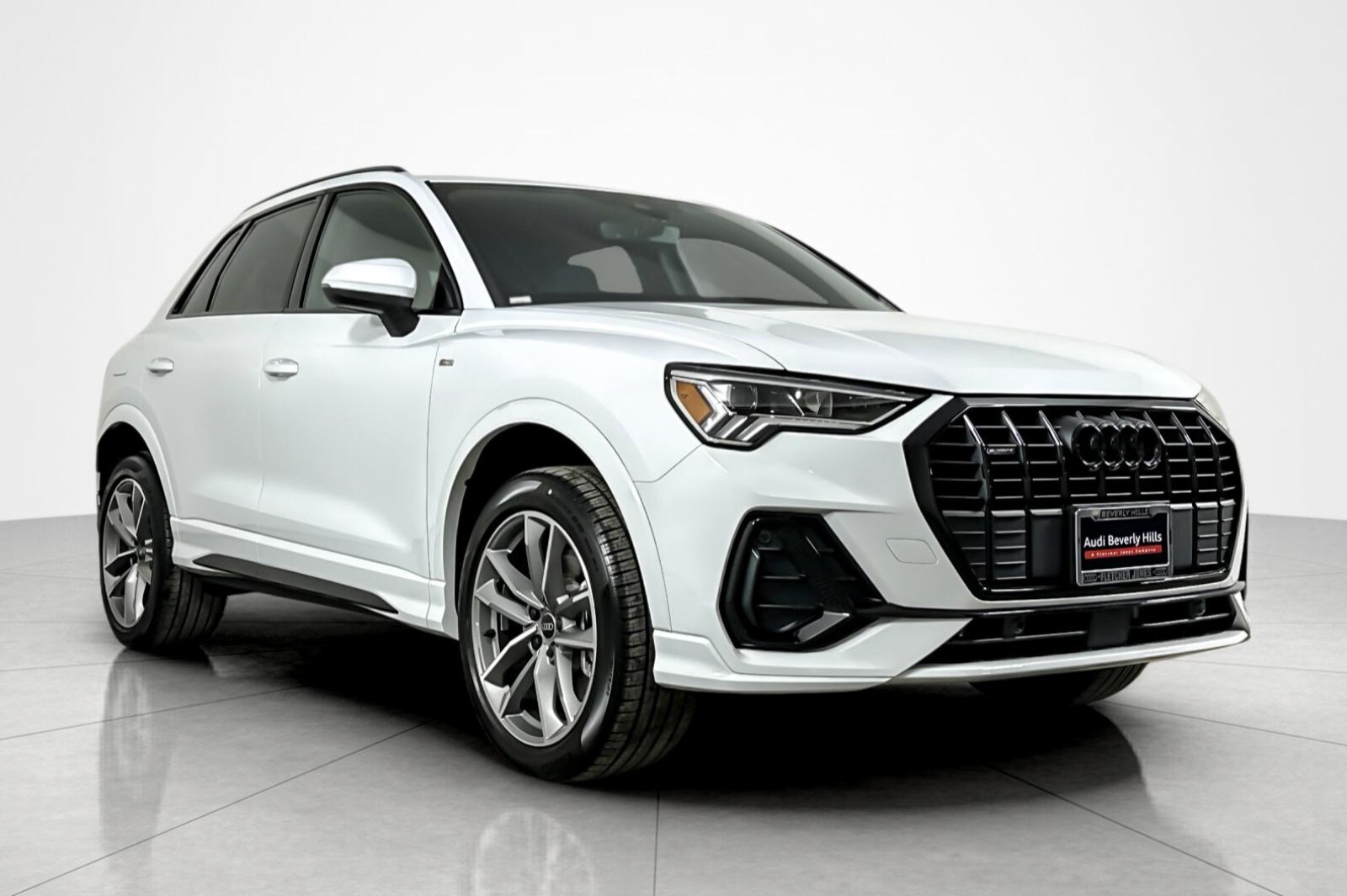 2025 Audi Q3 S line Premium Plus 45 TFSI photo 2