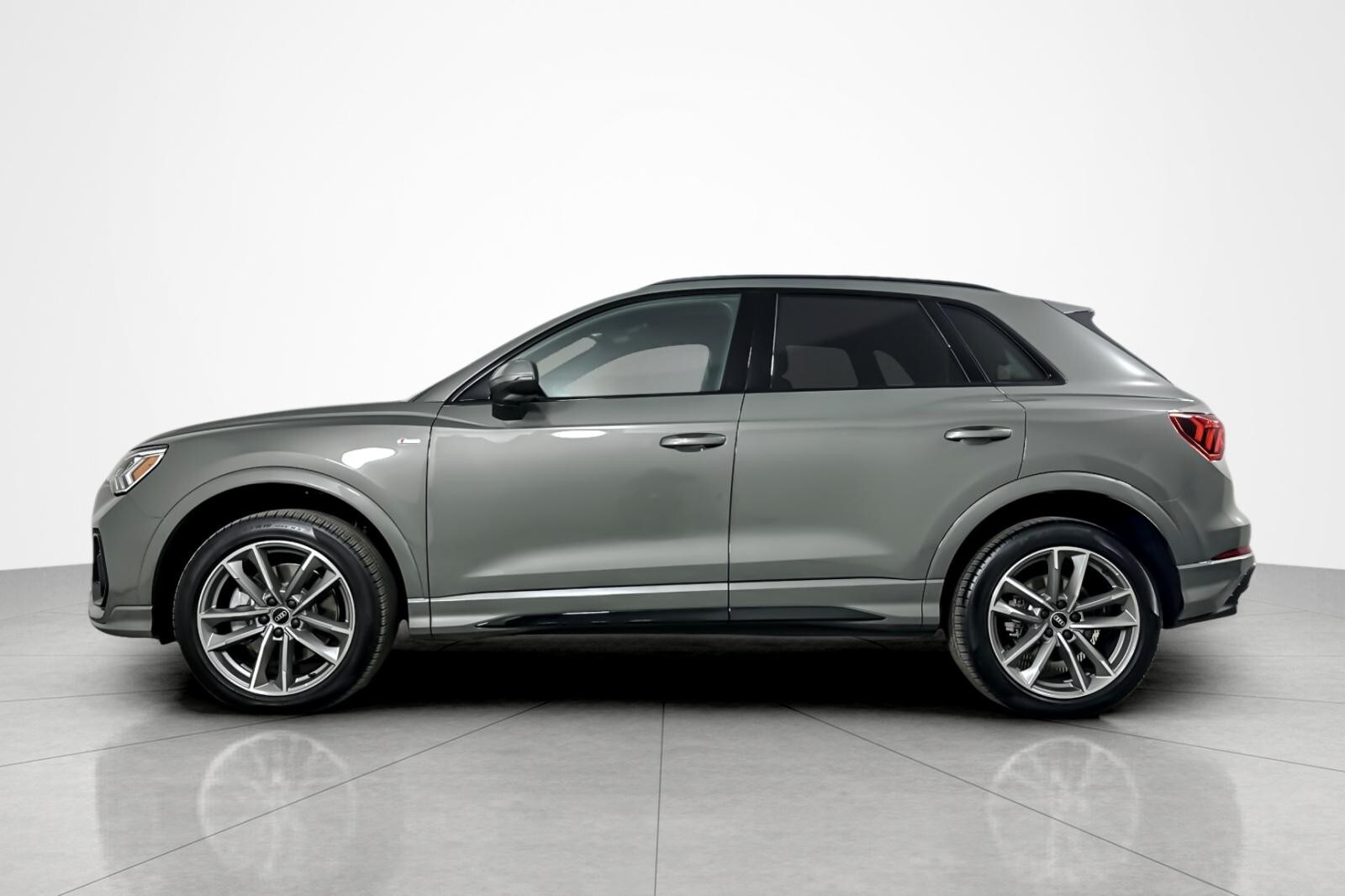 2025 Audi Q3 S line Premium 45 TFSI photo 2
