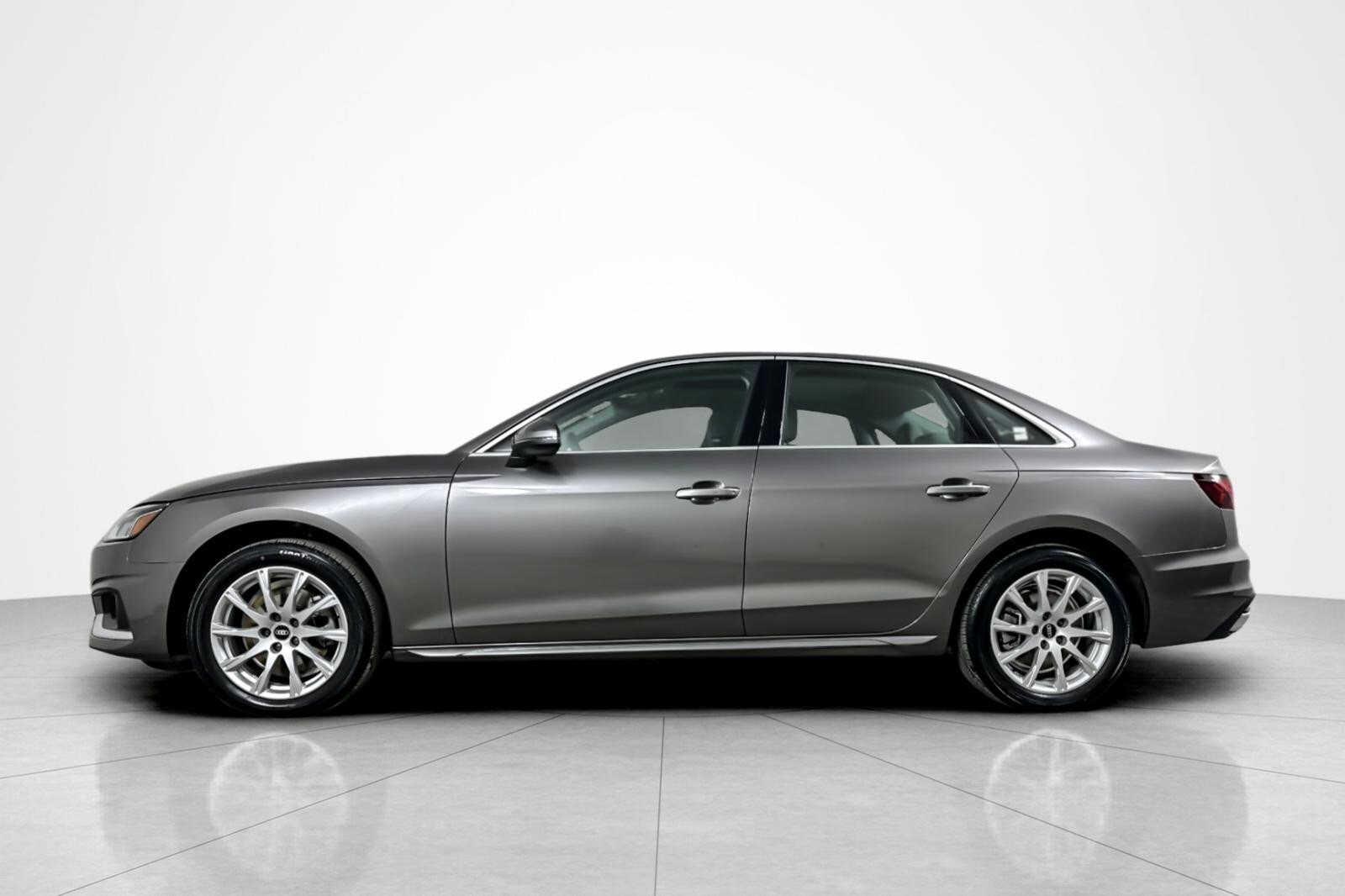 2022 Audi A4 Premium 40 TFSI Quattro photo 2