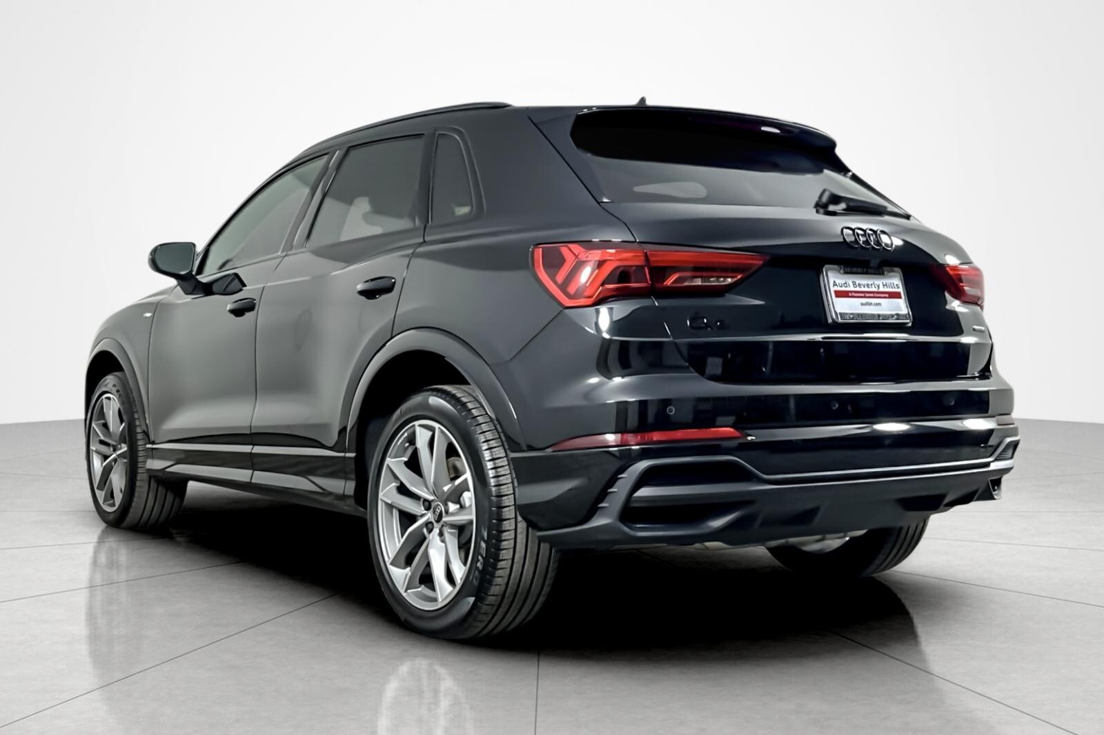 2025 Audi Q3 S line Premium 45 TFSI photo 3
