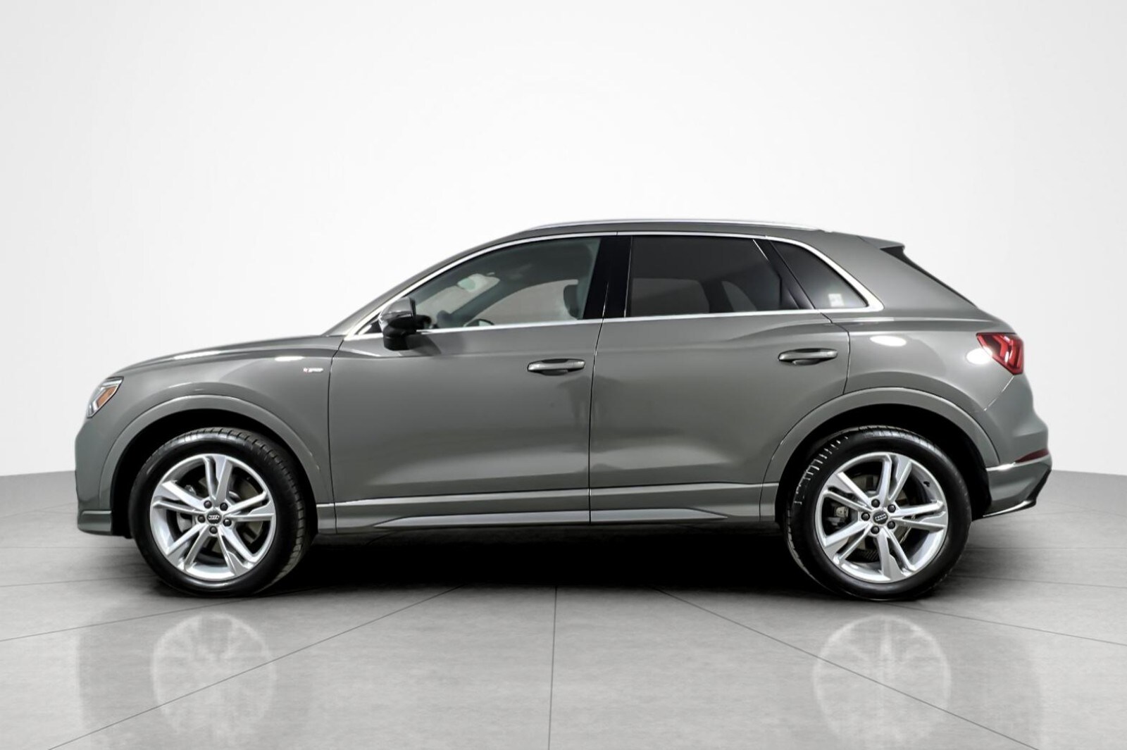 2019 Audi Q3 S line Premium Plus photo 2