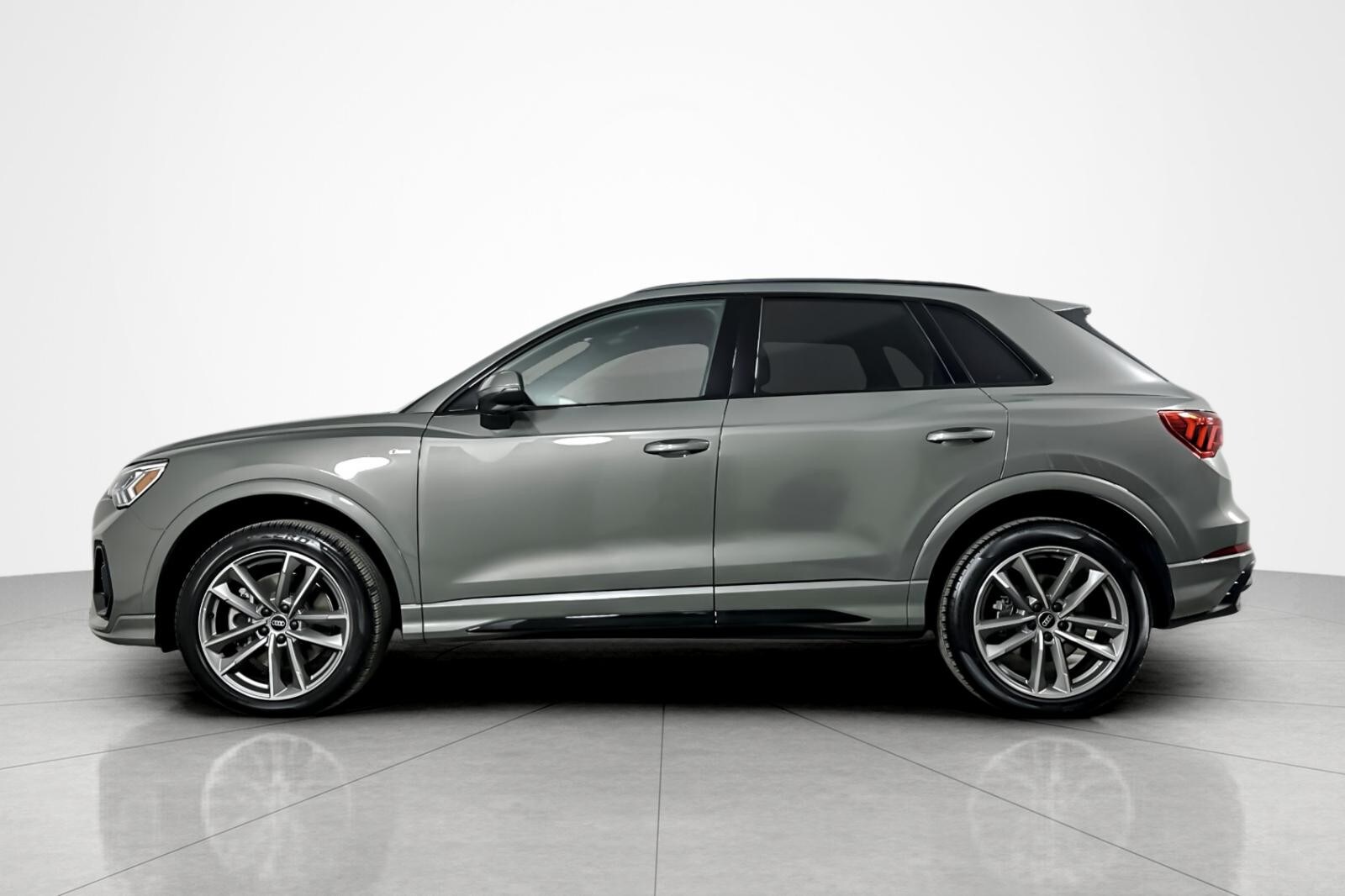 2025 Audi Q3 S line Premium 45 TFSI photo 2