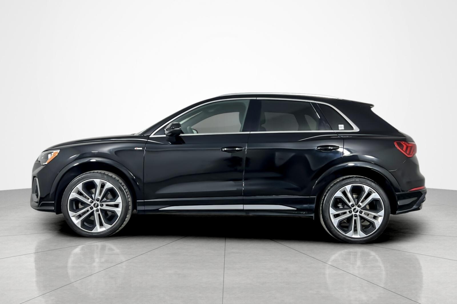 2021 Audi Q3 S line Premium 45 TFSI photo 2