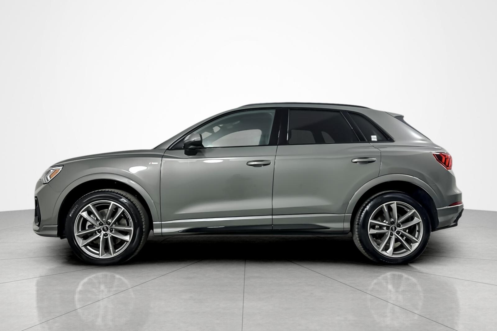 2024 Audi Q3 S line Premium 45 TFSI photo 2