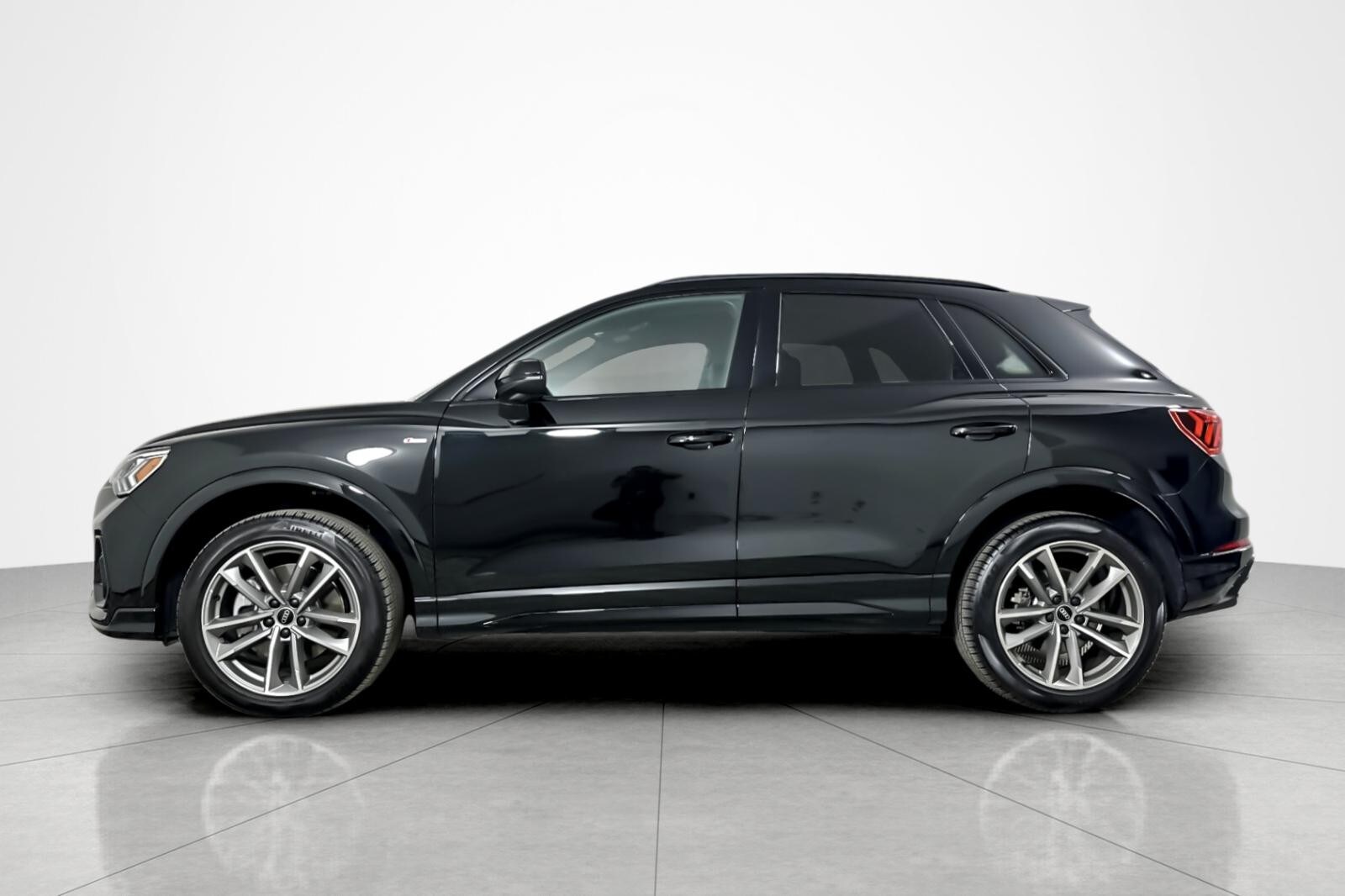 2025 Audi Q3 S line Premium 45 TFSI photo 2