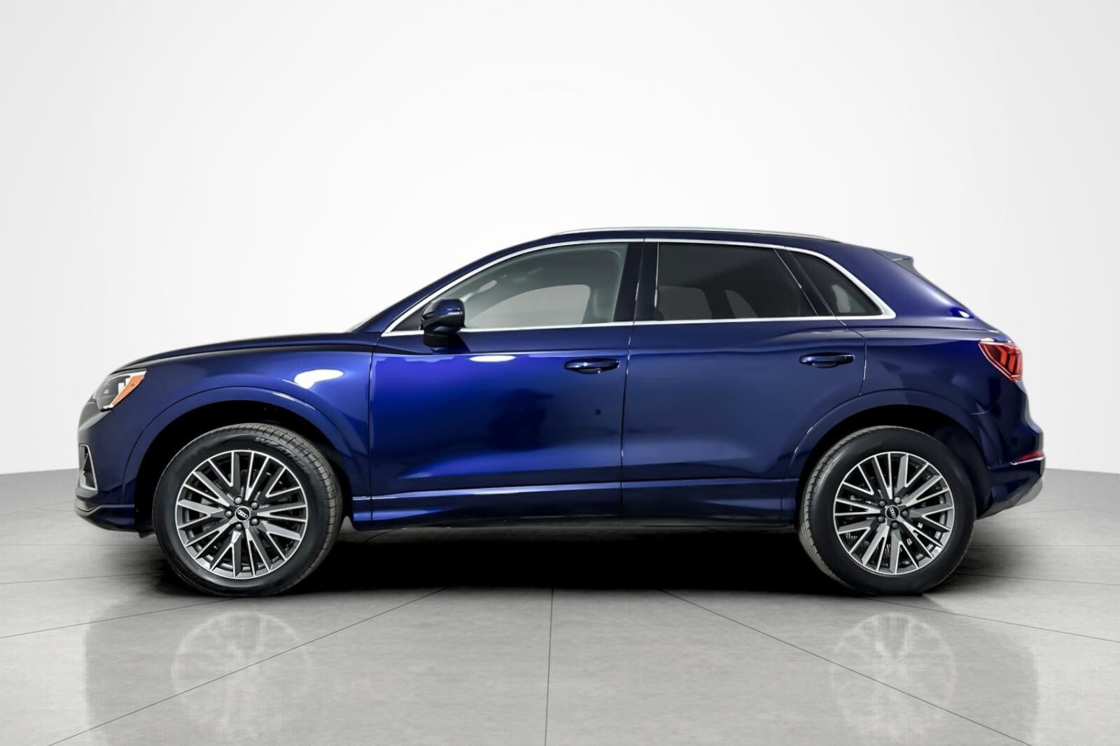 2022 Audi Q3 Premium 40 TFSI photo 2