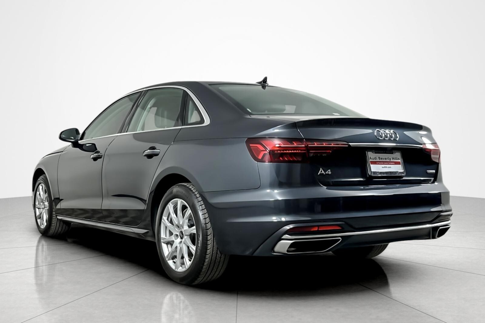2022 Audi A4 Premium 40 TFSI Quattro photo 3