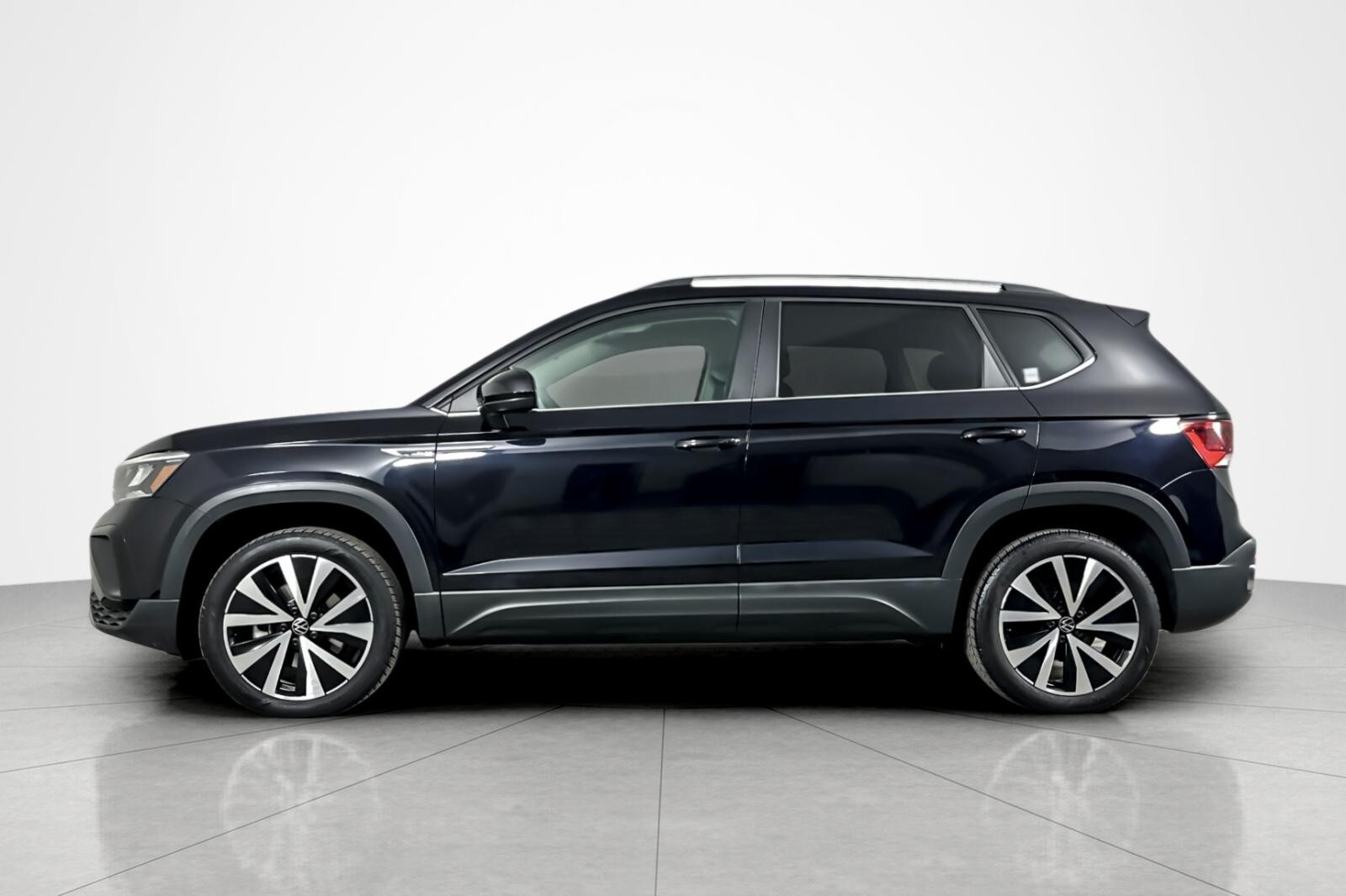 2022 Volkswagen Taos SE photo 2