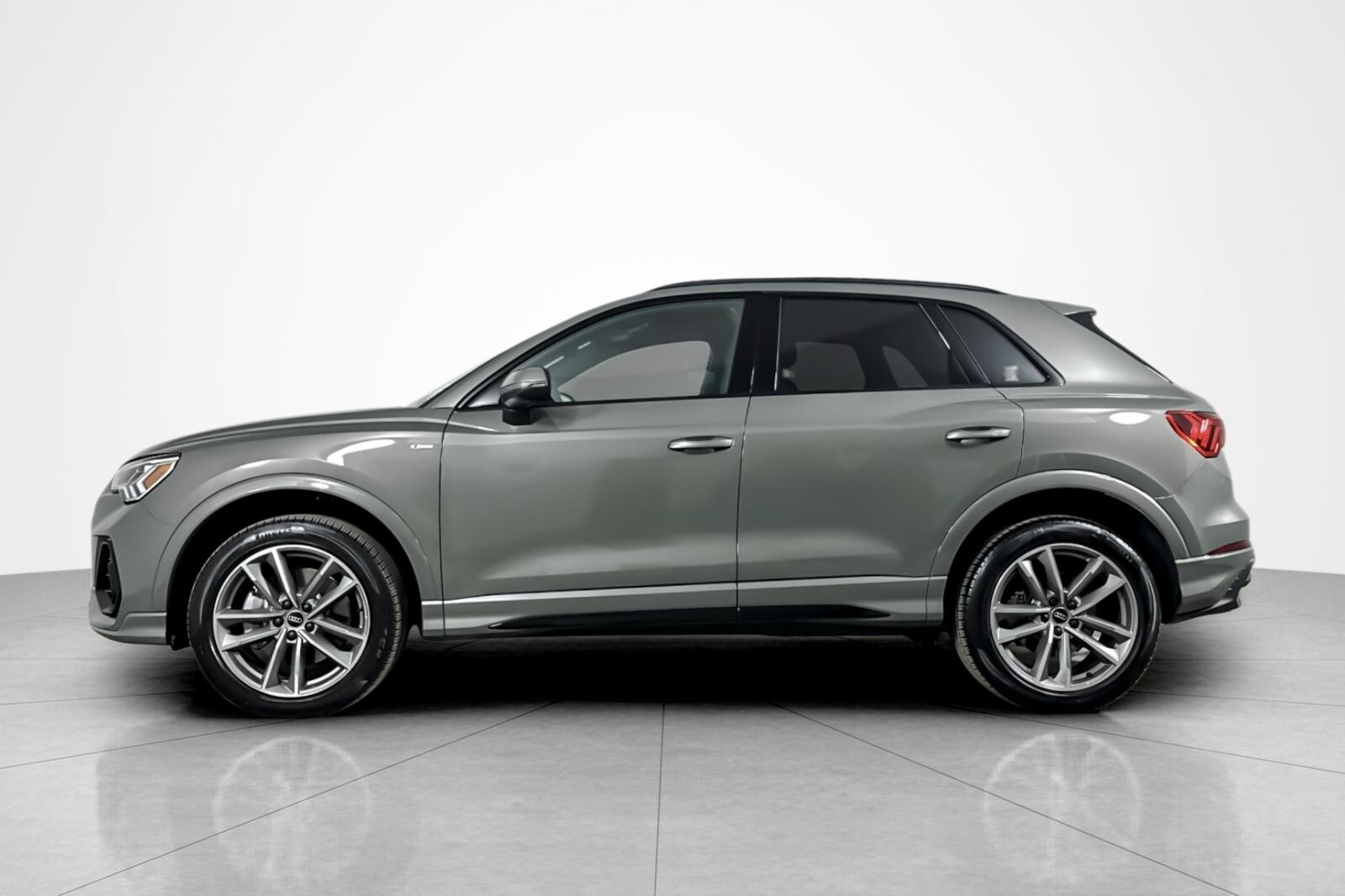 2025 Audi Q3 S line Premium 45 TFSI photo 2