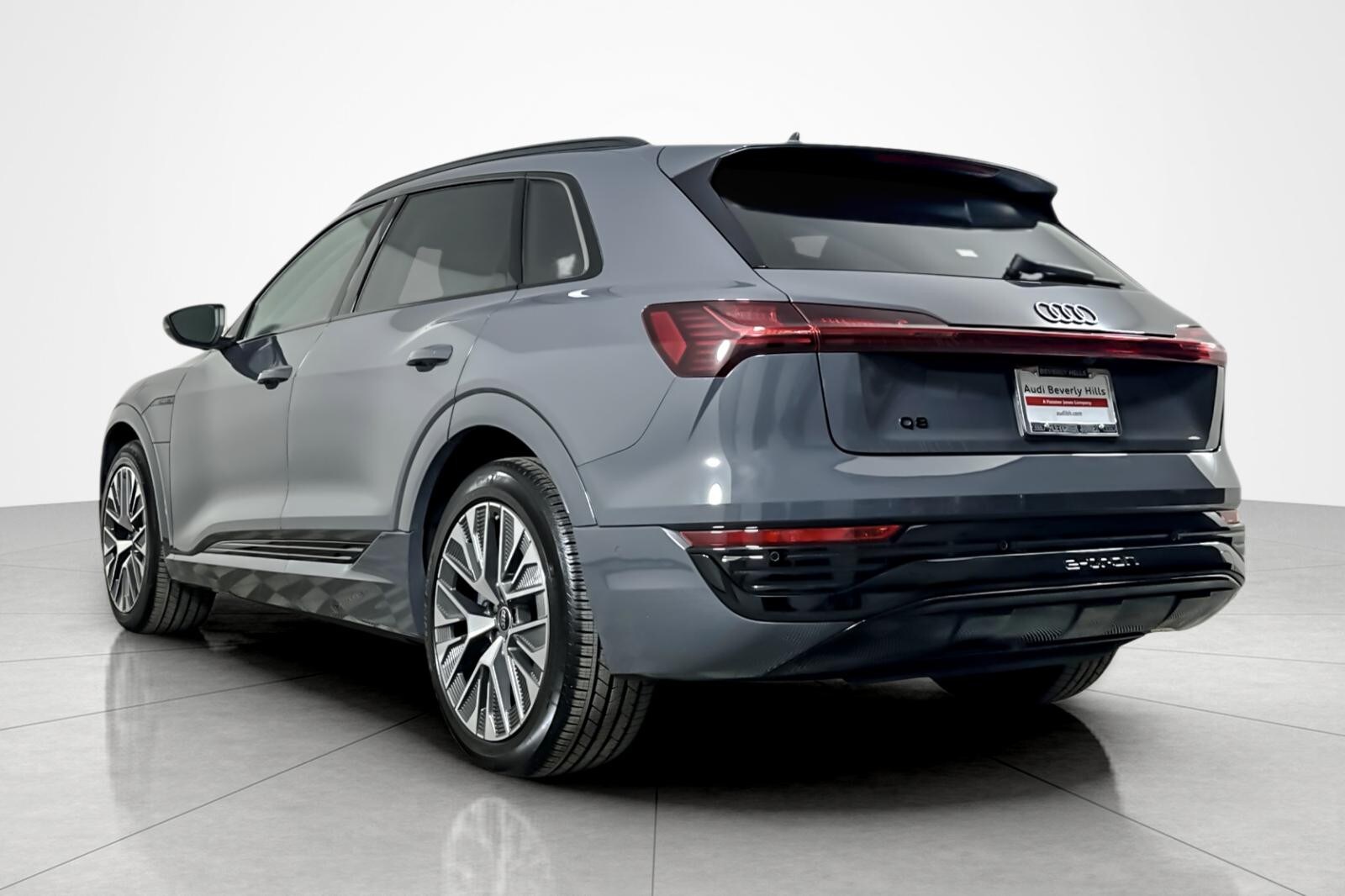 2024 Audi Q8 E-tron Prestige photo 3