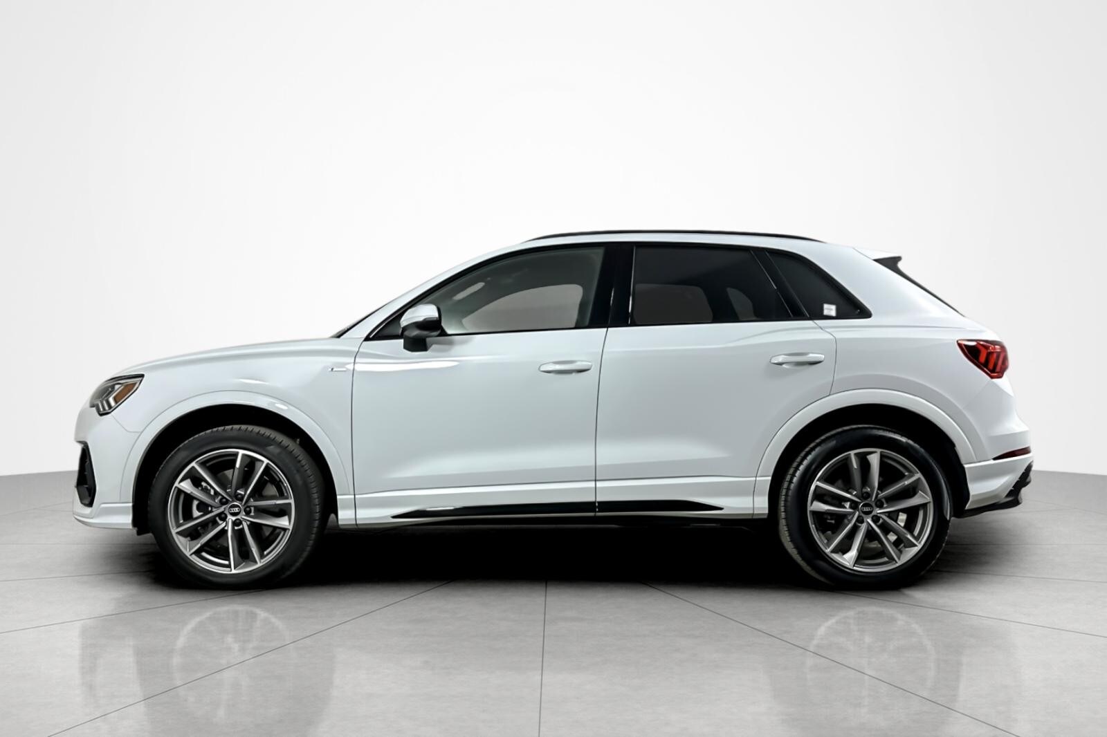 2025 Audi Q3 S line Premium 45 TFSI photo 2