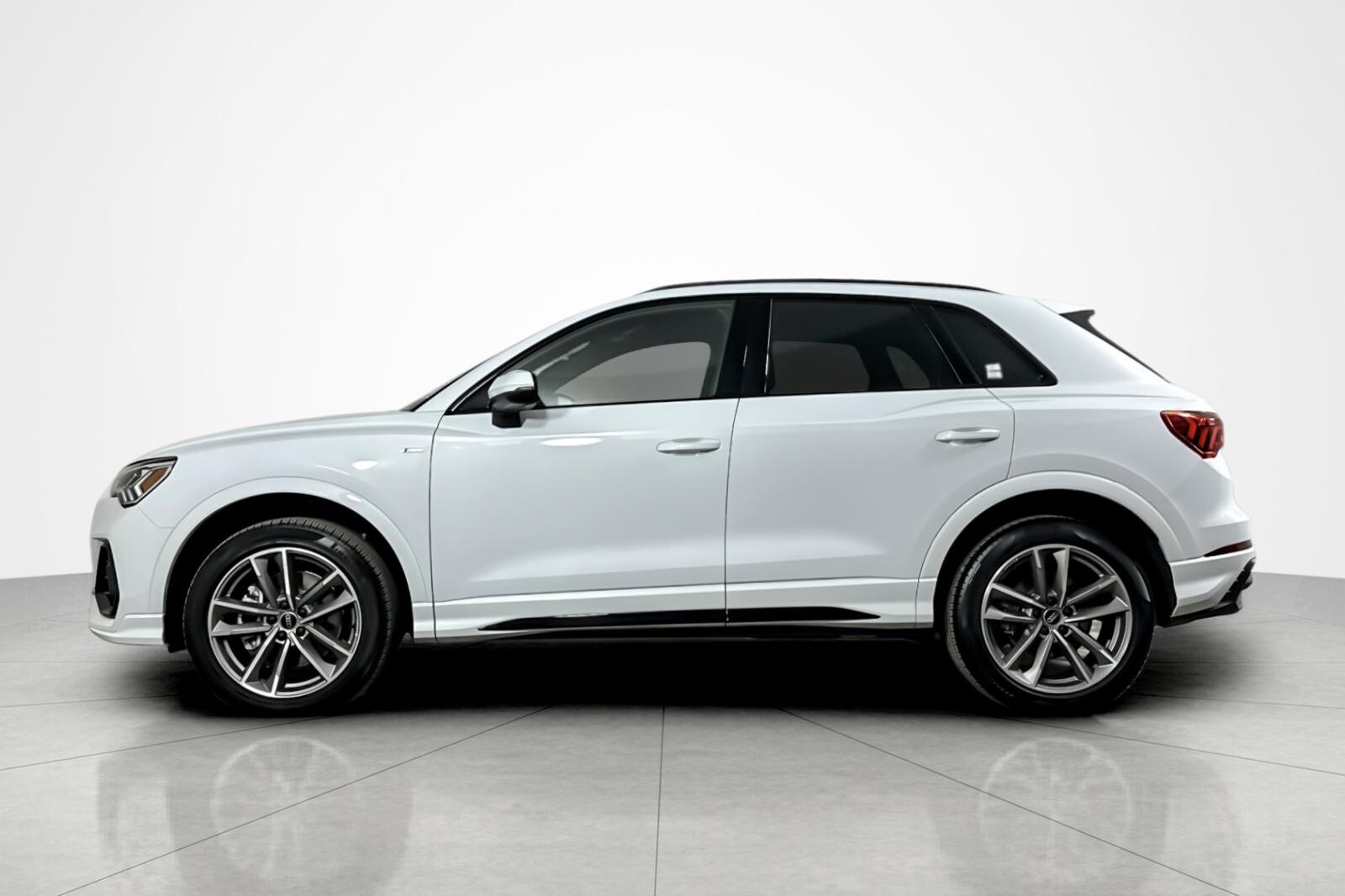 2025 Audi Q3 S line Premium 45 TFSI photo 2