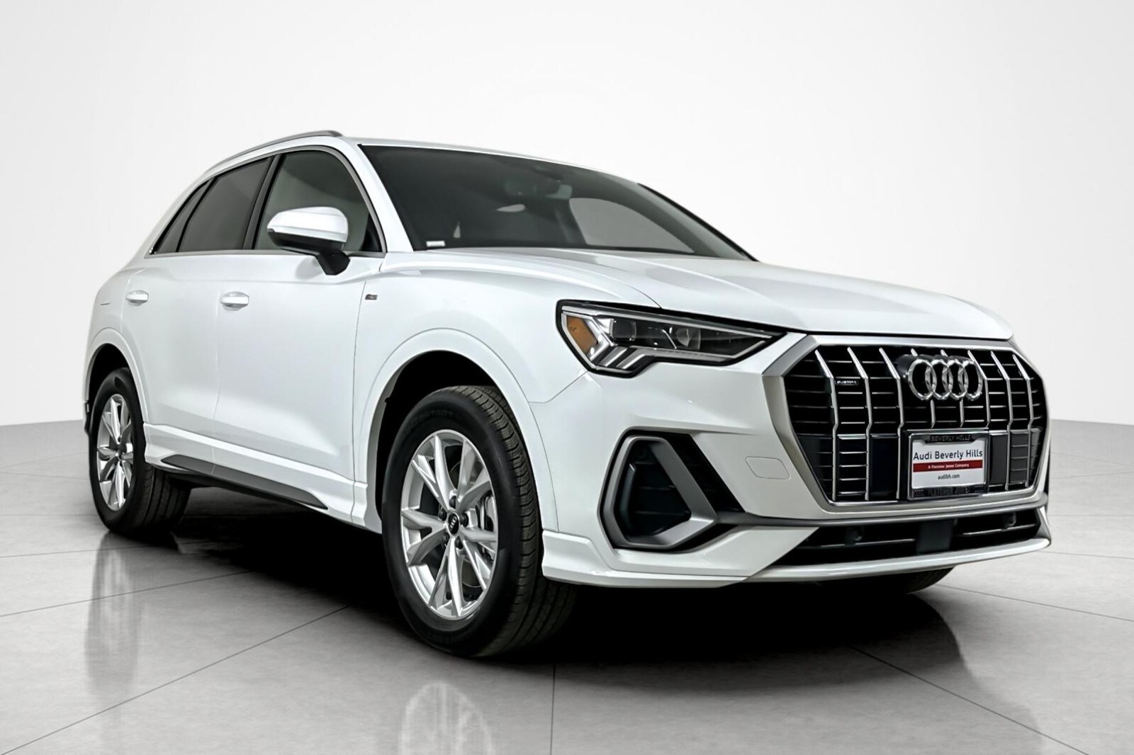 2025 Audi Q3 S line Premium 45 TFSI photo 2