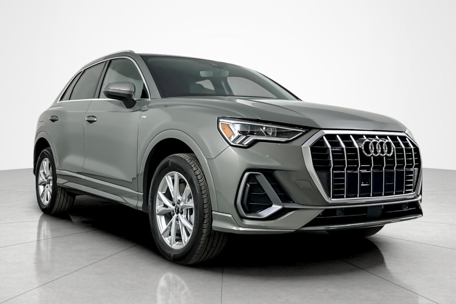 2025 Audi Q3 S line Premium 45 TFSI photo 2