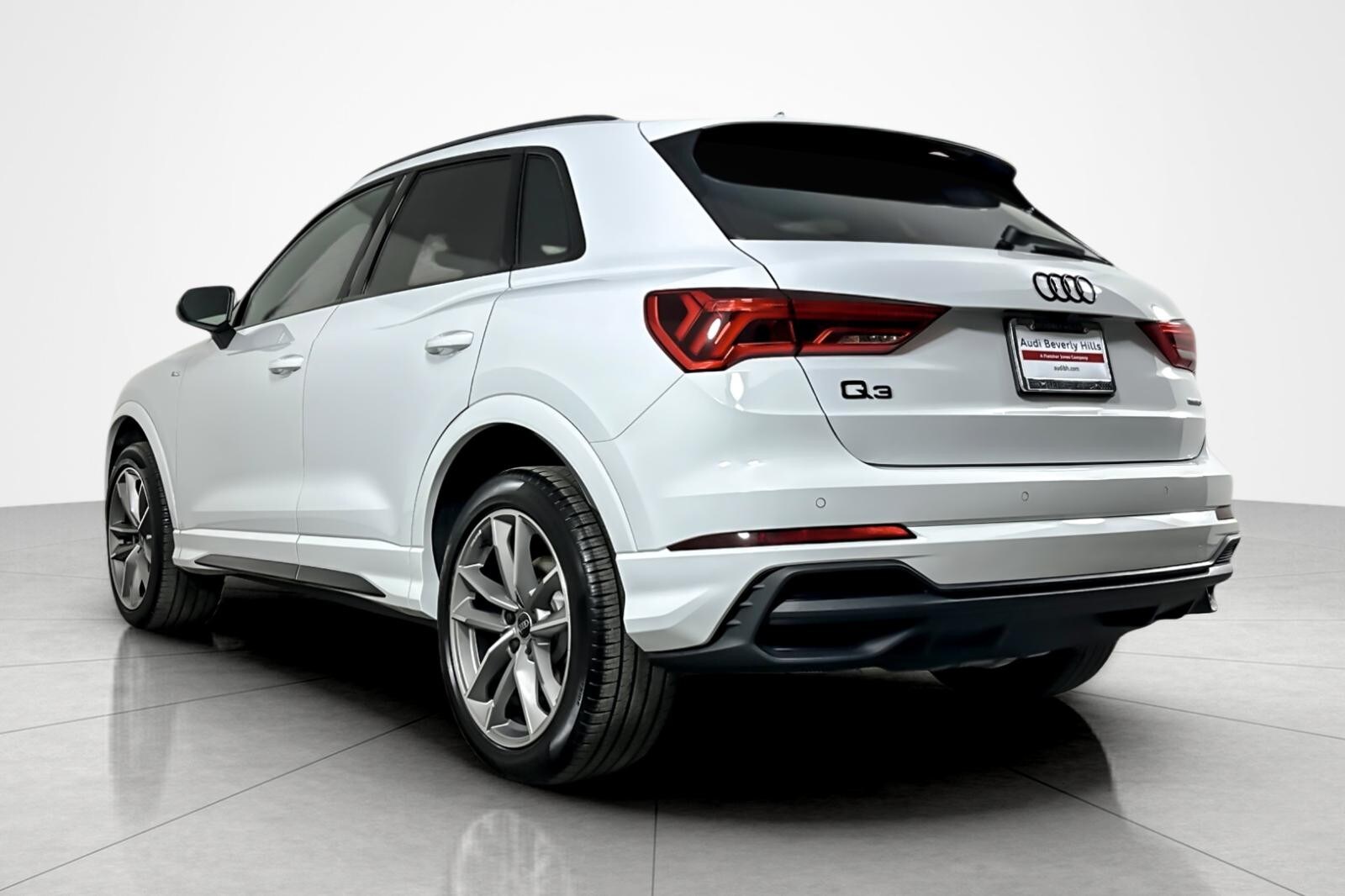 2025 Audi Q3 S line Premium 45 TFSI photo 3