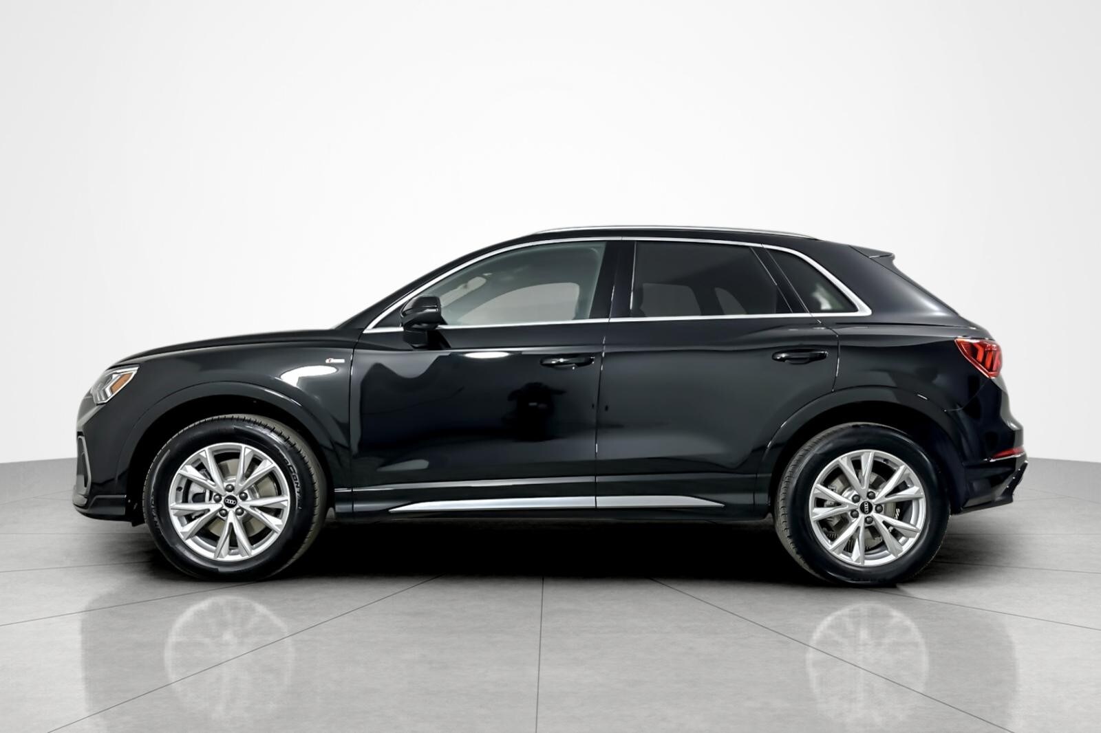 2022 Audi Q3 S line Premium Plus 45 TFSI photo 2