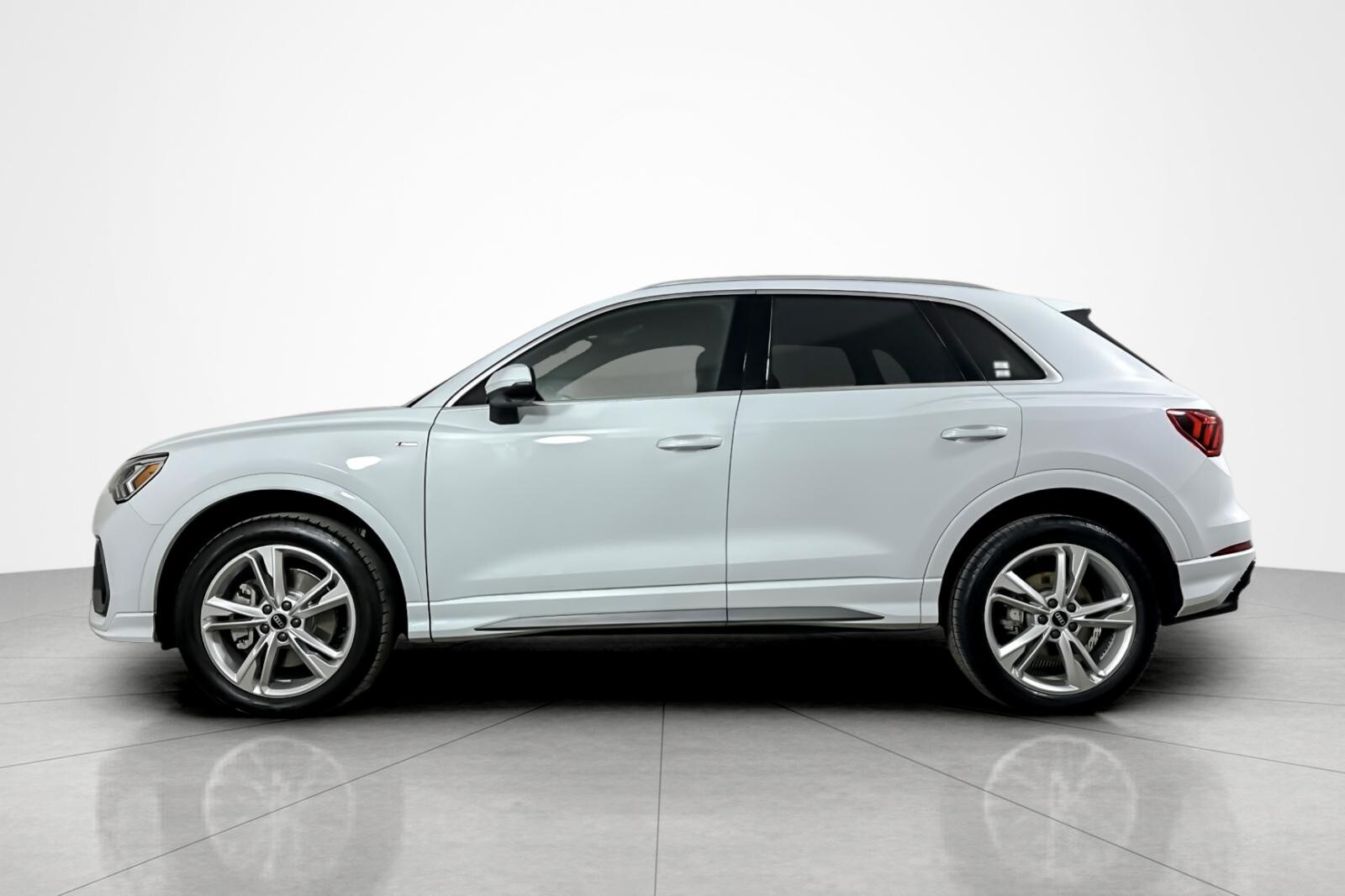 2022 Audi Q3 S line Premium Plus 45 TFSI photo 2