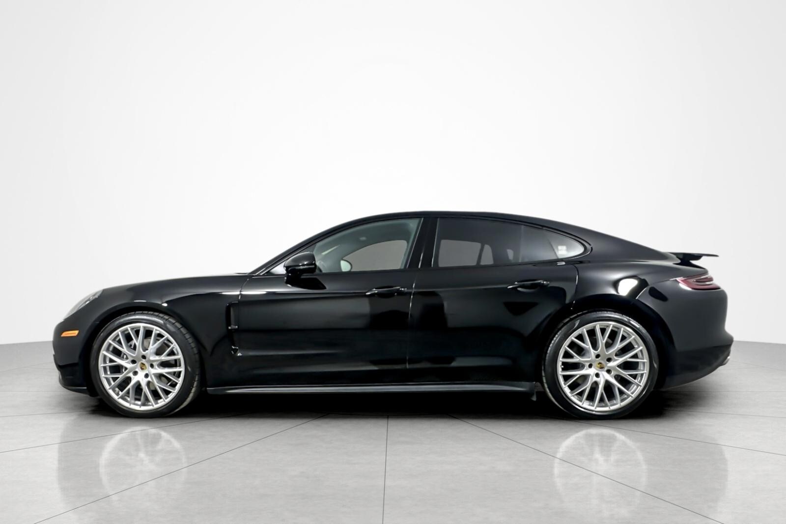 2018 Porsche Panamera 4 photo 2