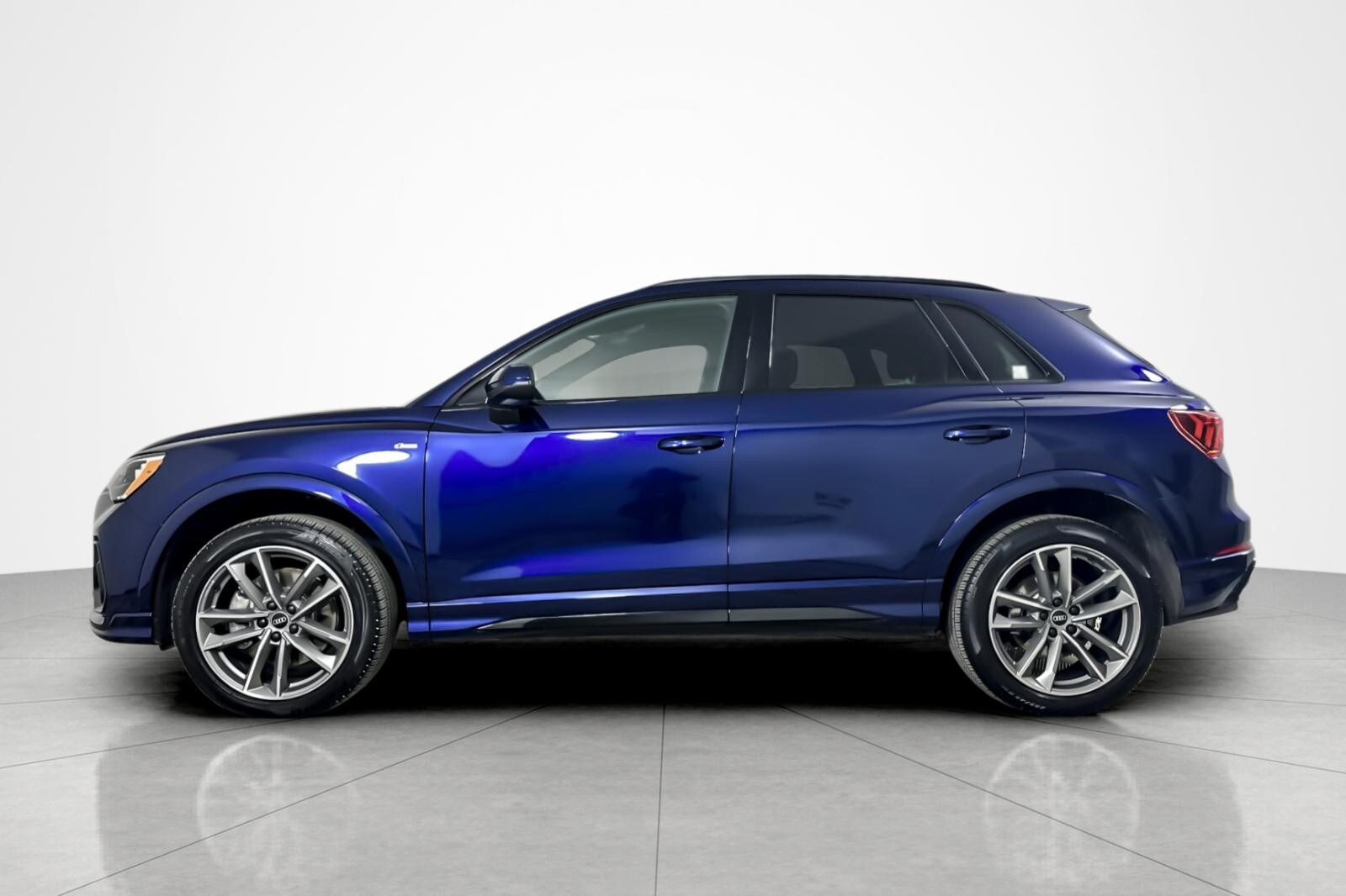 2022 Audi Q3 S line Premium 45 TFSI photo 2