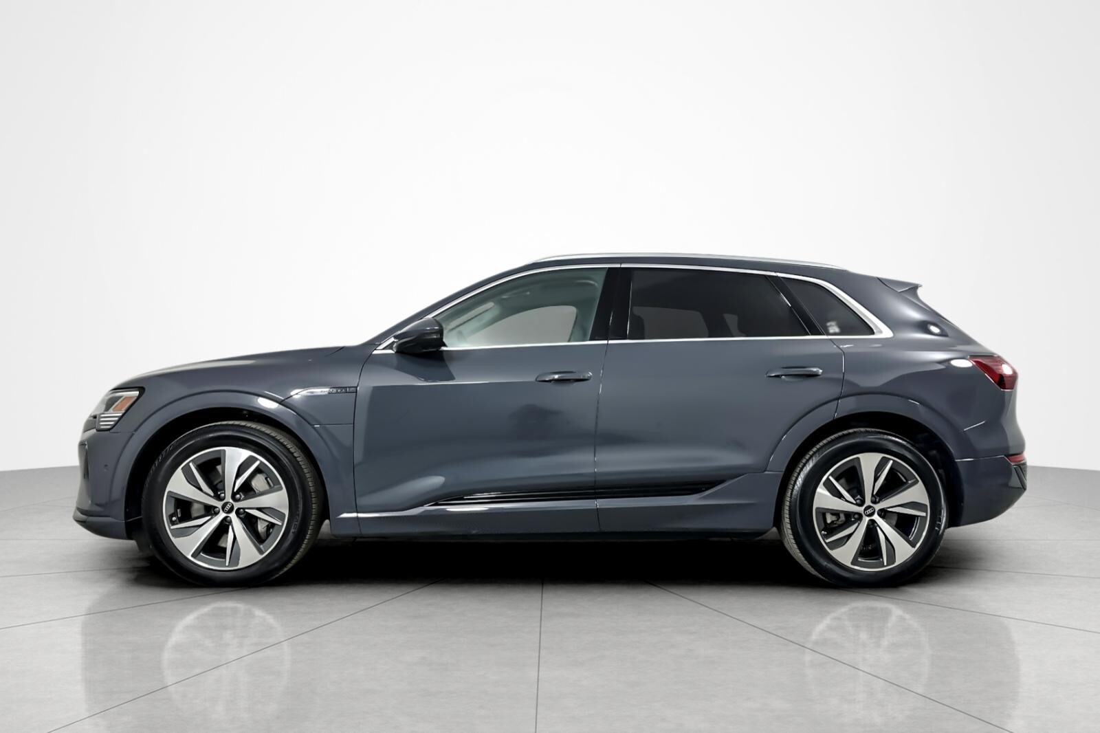 2024 Audi Q8 E-tron Prestige photo 2