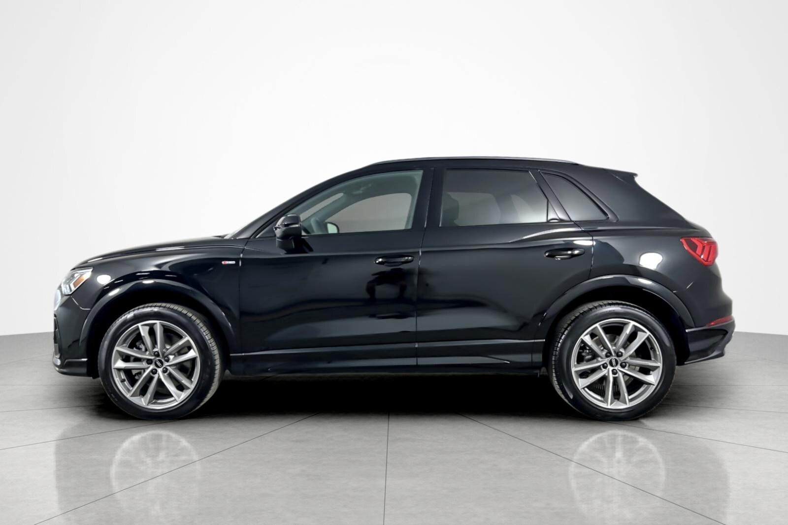 2025 Audi Q3 S line Premium 45 TFSI photo 2