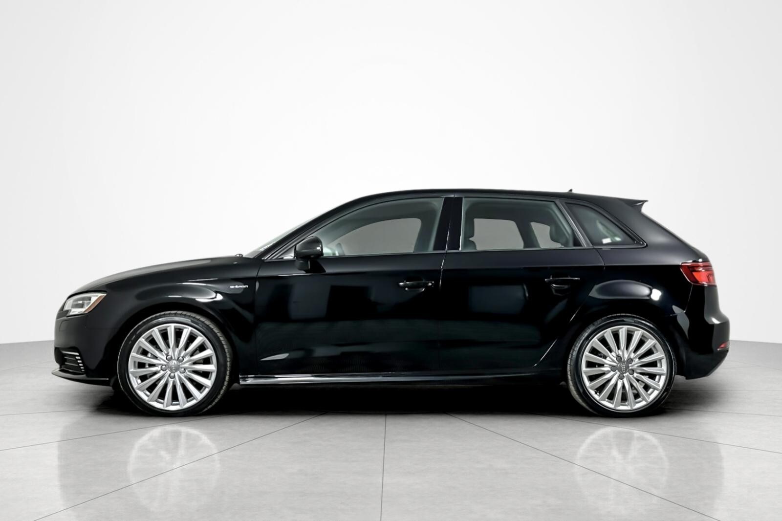 2017 Audi A3 E-tron TFSI Premium photo 2
