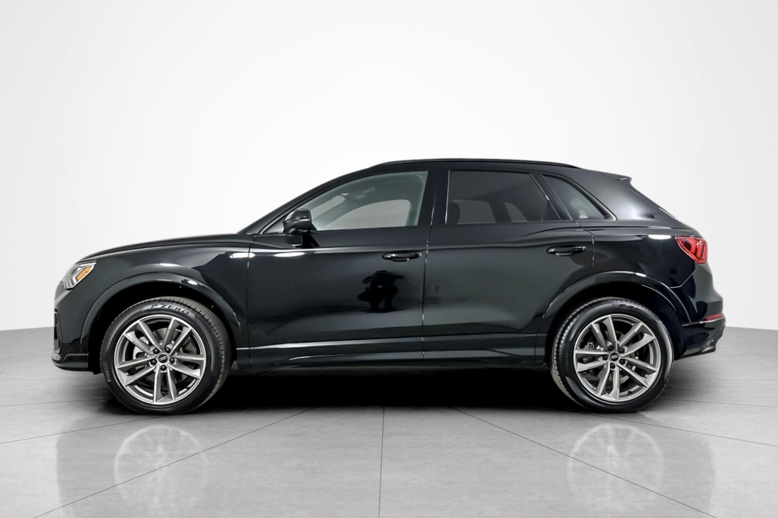 2025 Audi Q3 S line Premium 45 TFSI photo 2