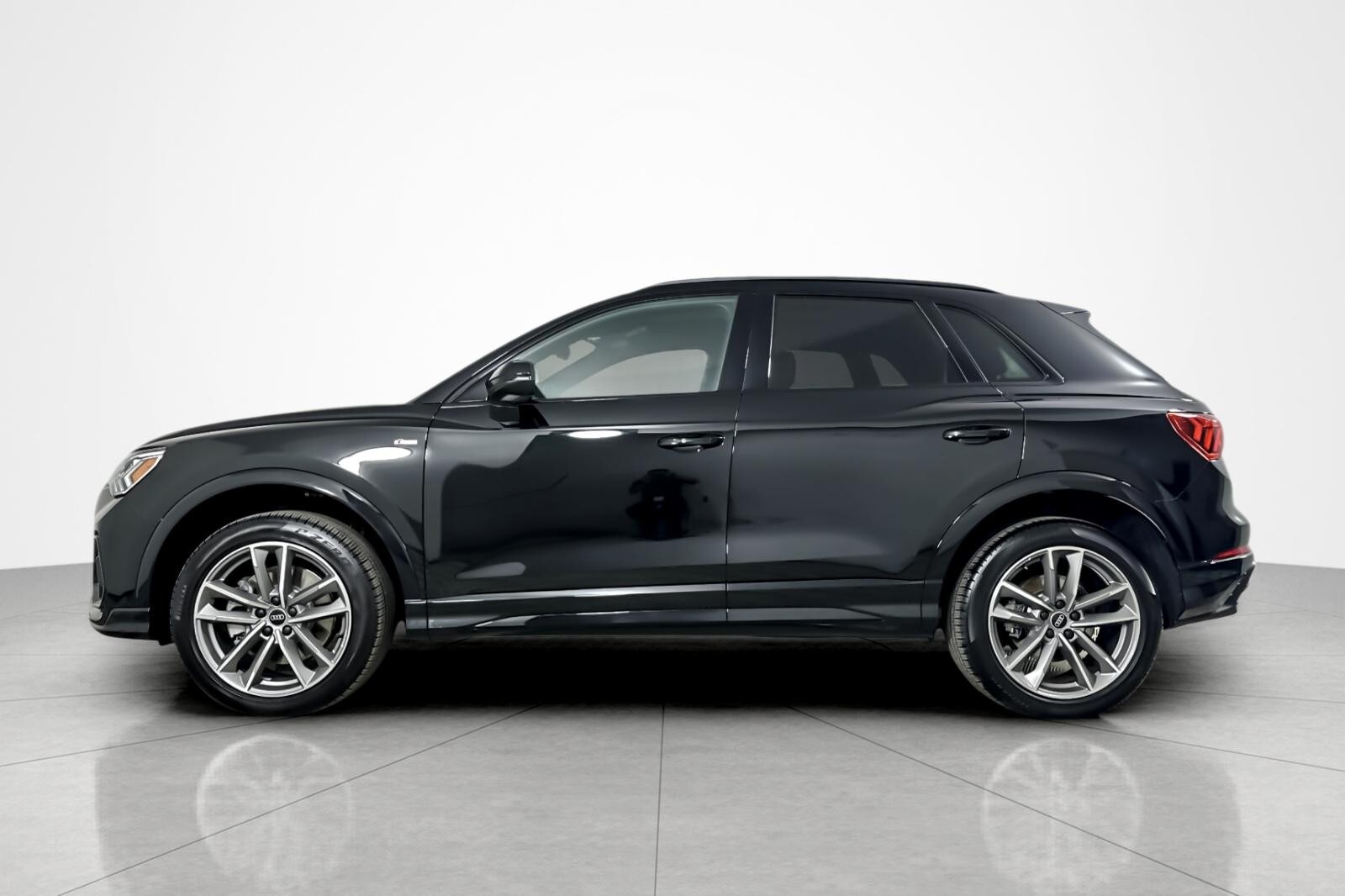 2025 Audi Q3 S line Premium 45 TFSI photo 2