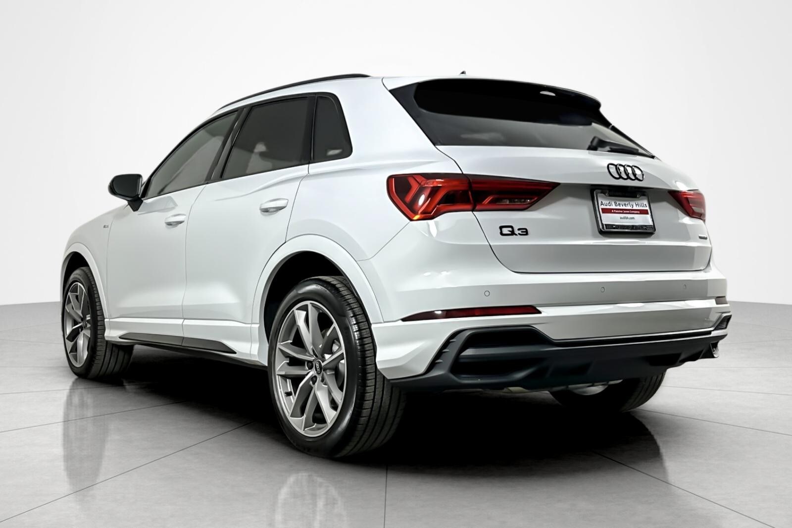2025 Audi Q3 S line Premium 45 TFSI photo 3