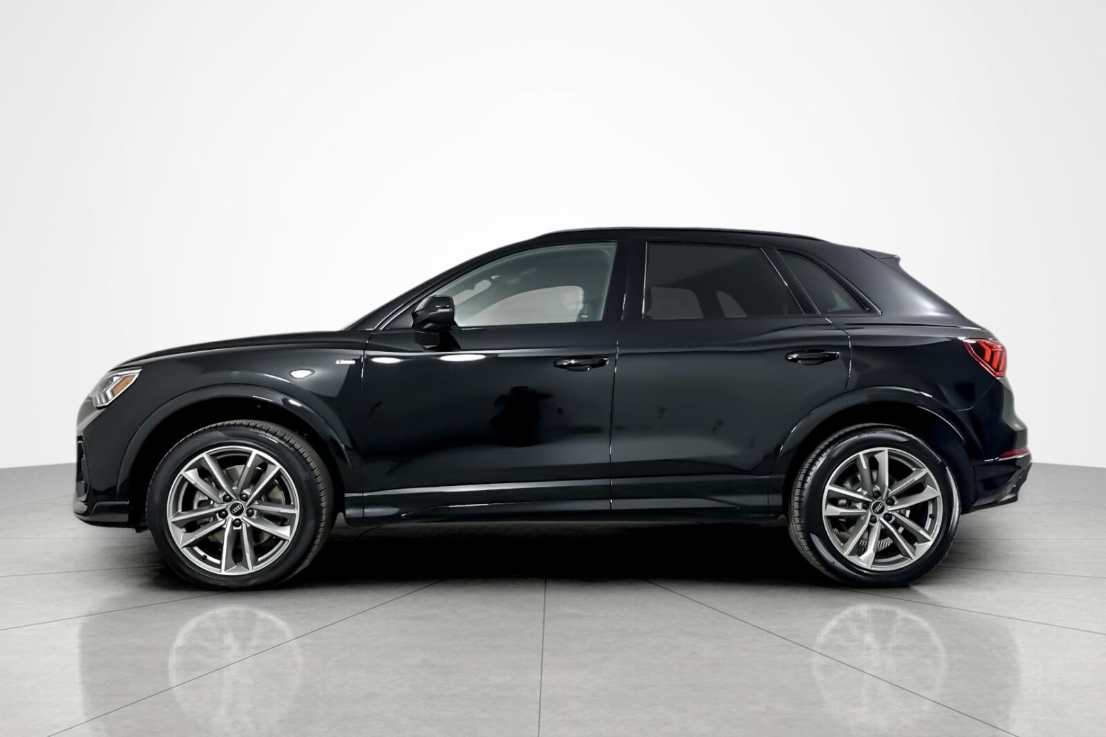 2025 Audi Q3 S line Premium 45 TFSI photo 2