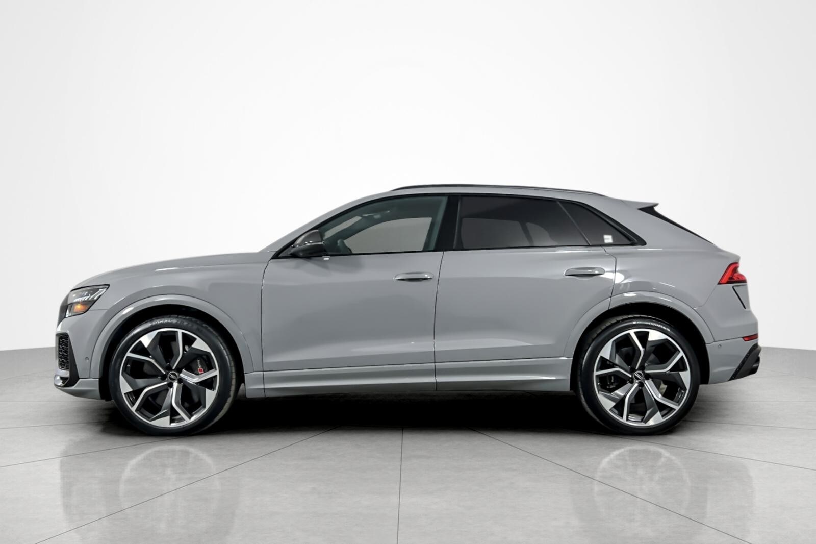 2023 Audi RS Q8 photo 2