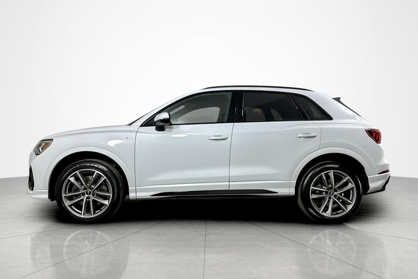 2025 Audi Q3 S line Premium 45 TFSI photo 2