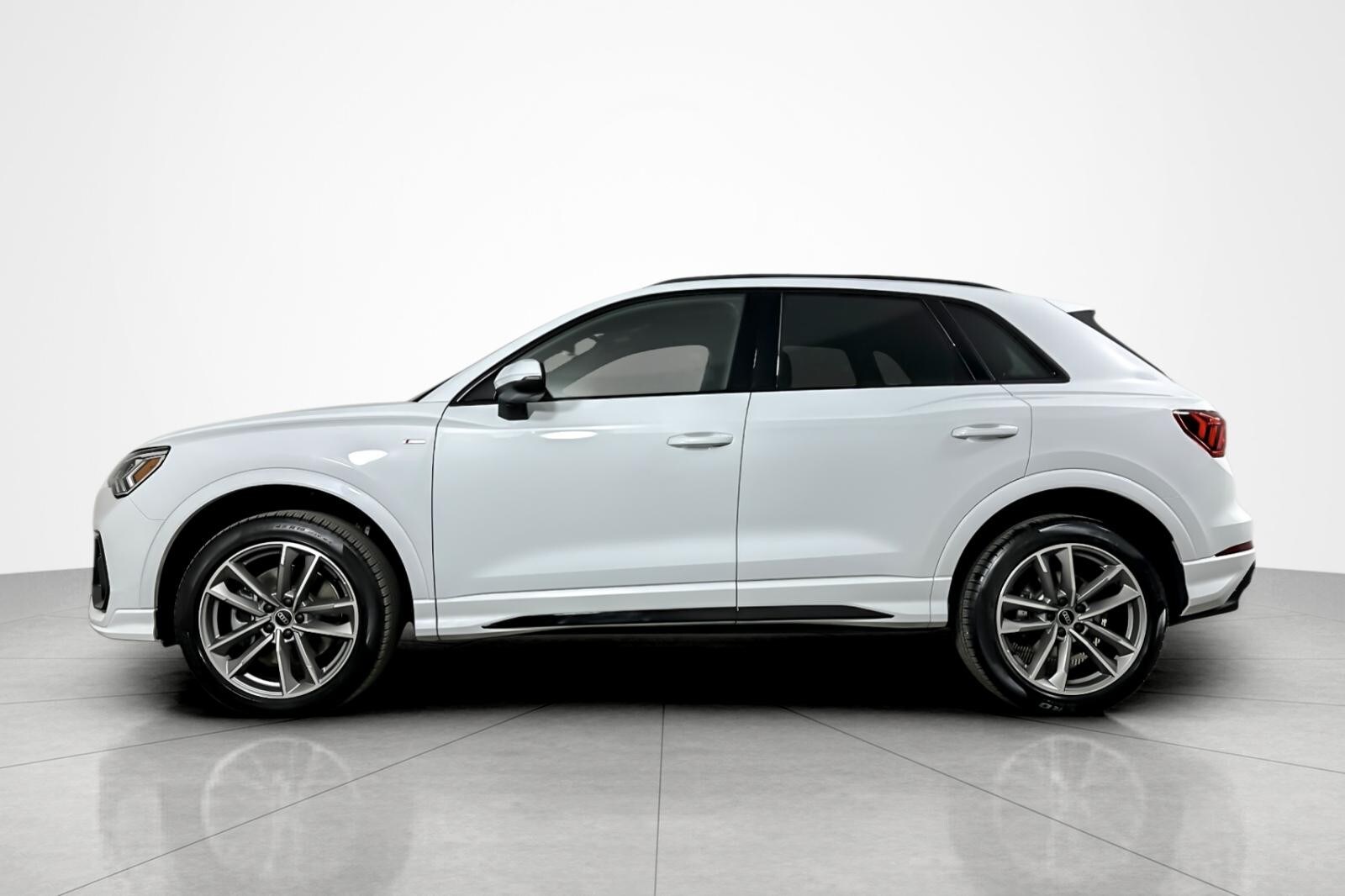 2025 Audi Q3 S line Premium 45 TFSI photo 2
