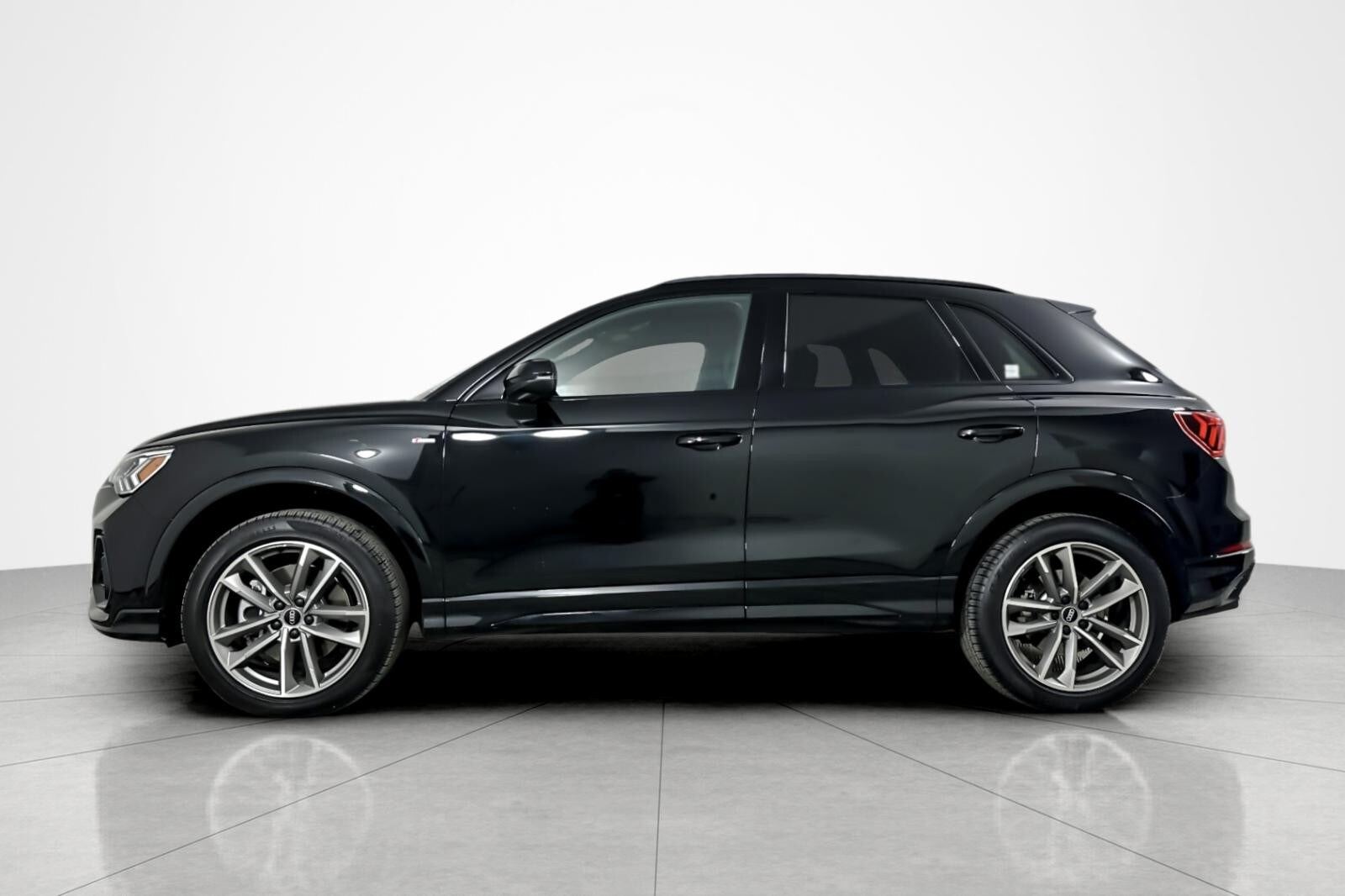 2025 Audi Q3 S line Premium 45 TFSI photo 2