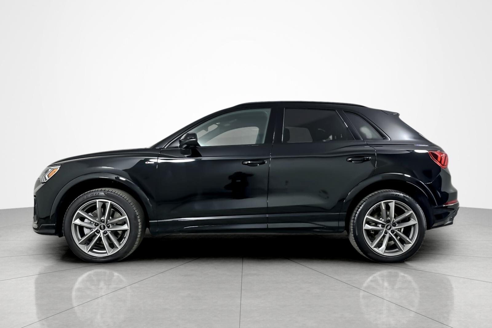 2025 Audi Q3 S line Premium 45 TFSI photo 2