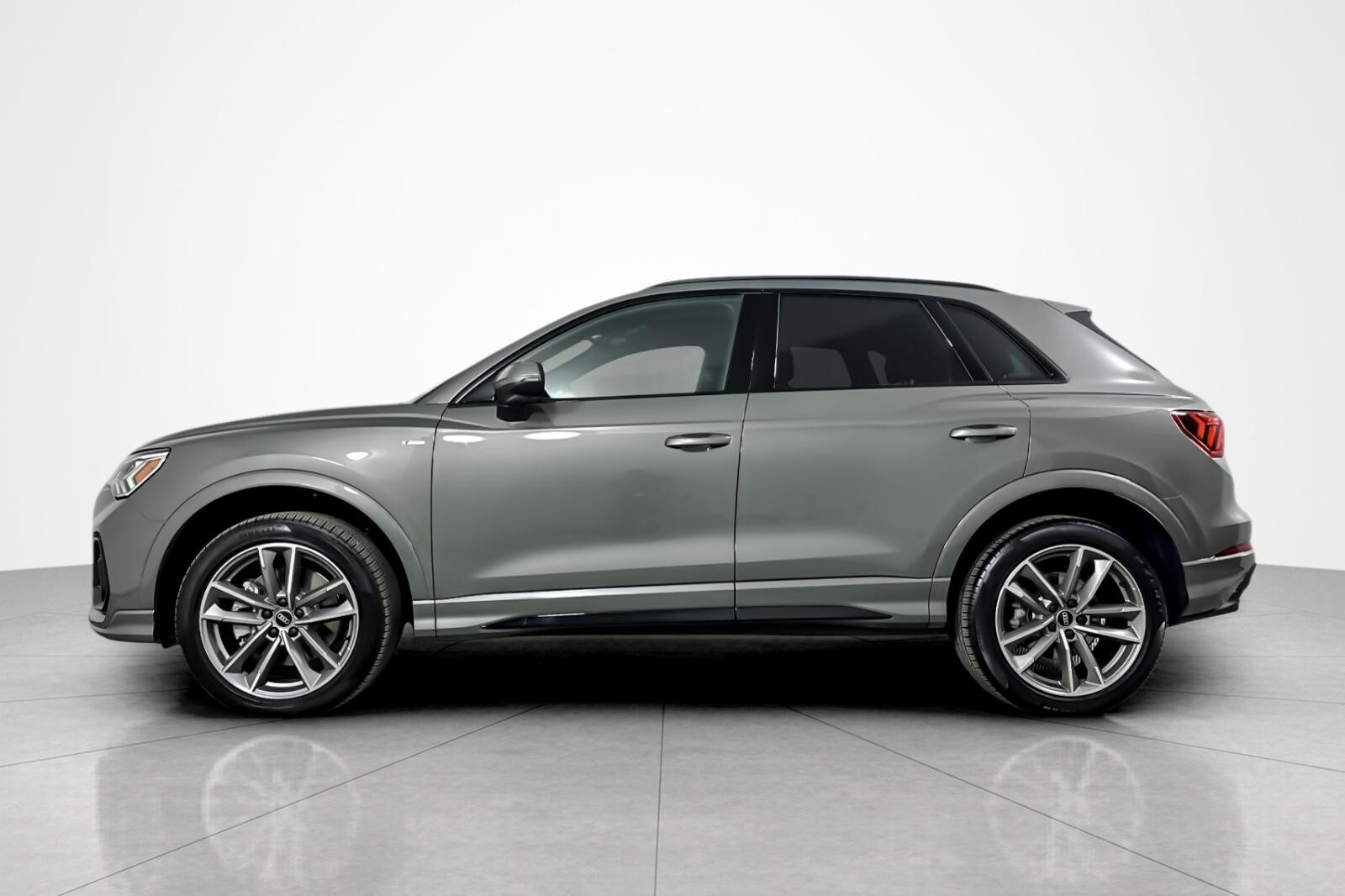 2025 Audi Q3 S line Premium 45 TFSI photo 2