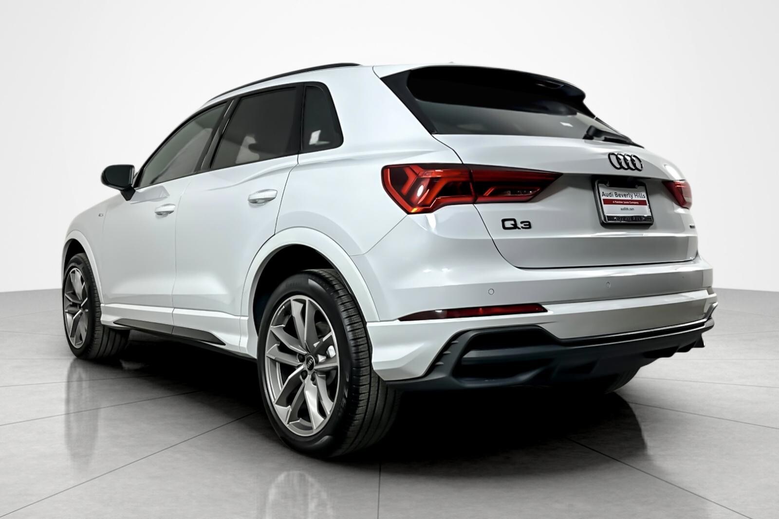 2025 Audi Q3 S line Premium 45 TFSI photo 3
