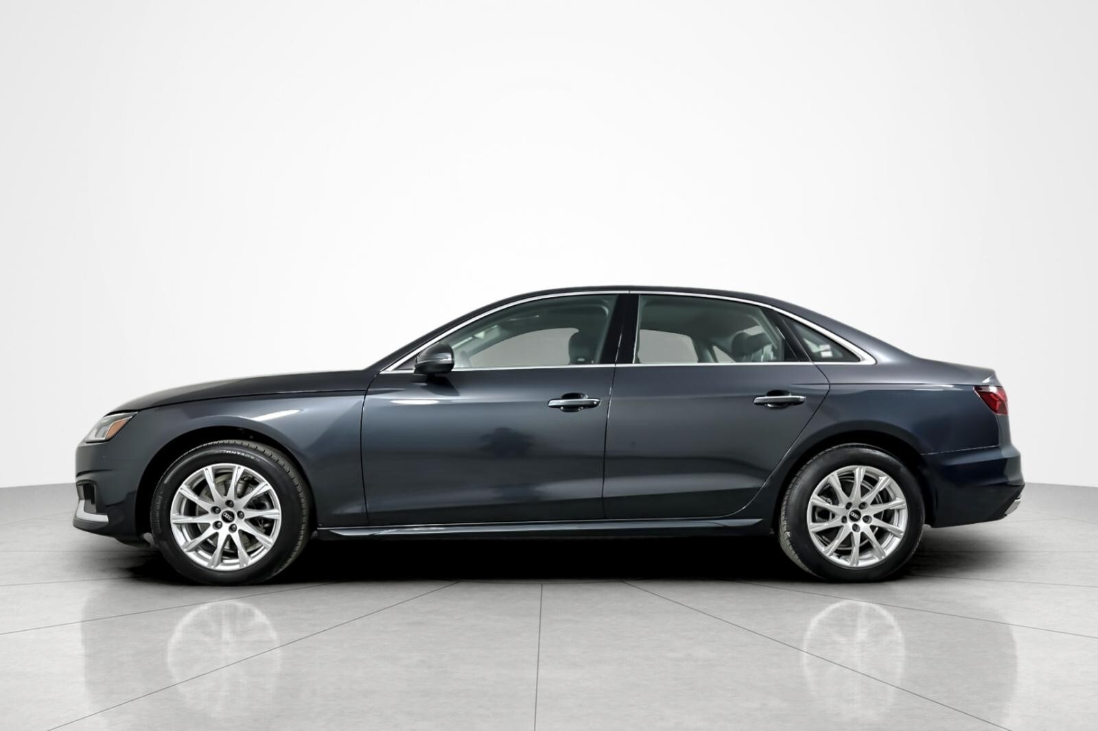 2022 Audi A4 Premium 40 TFSI Quattro photo 2