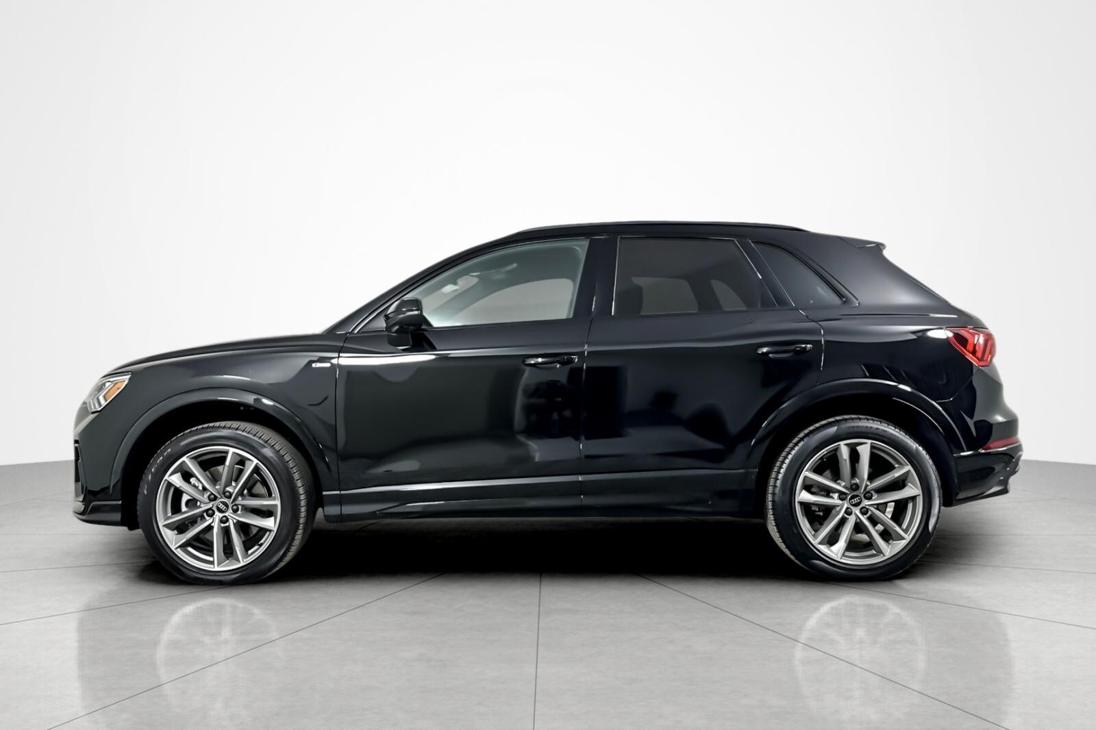 2024 Audi Q3 S line Premium Plus 45 TFSI photo 2