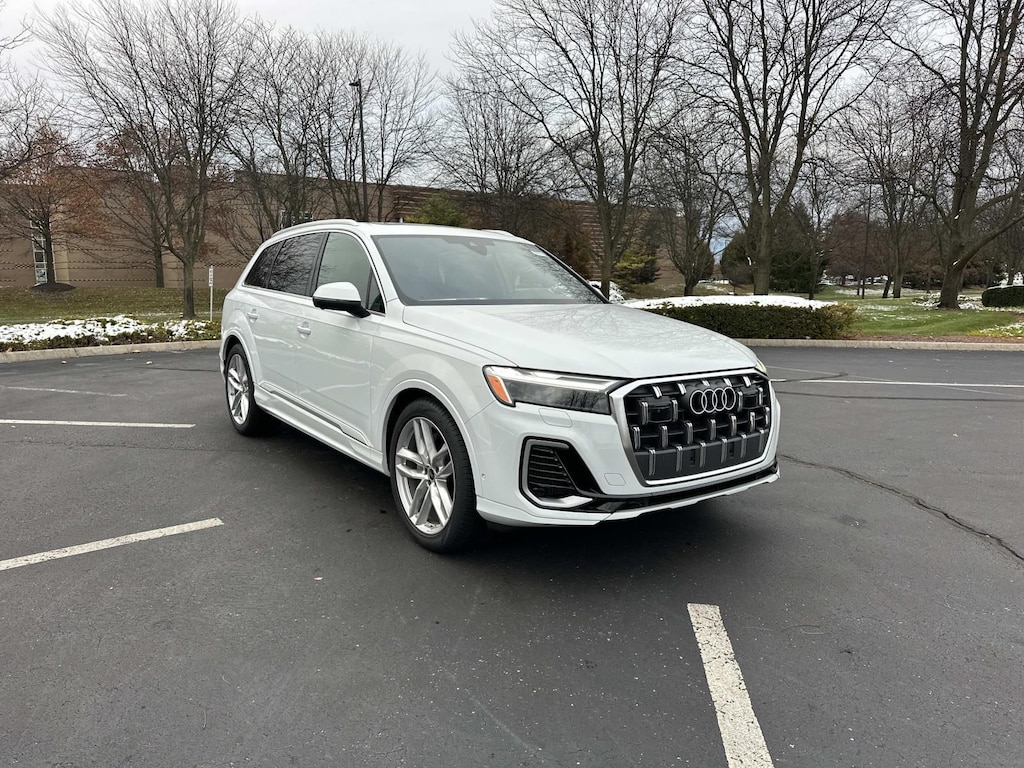 New 2025 Audi Q7 55 Premium Plus SUV