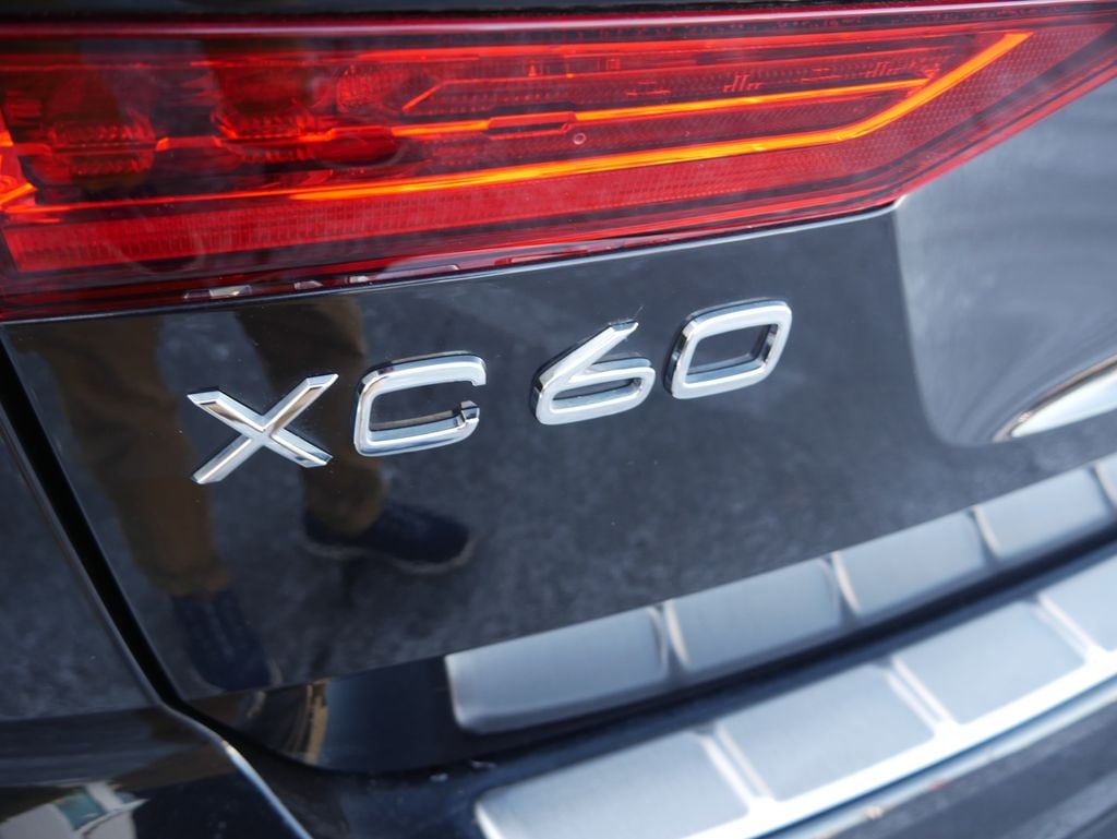 2023 Volvo XC60 Recharge Plug-In Hybrid Ultimate Dark photo 3