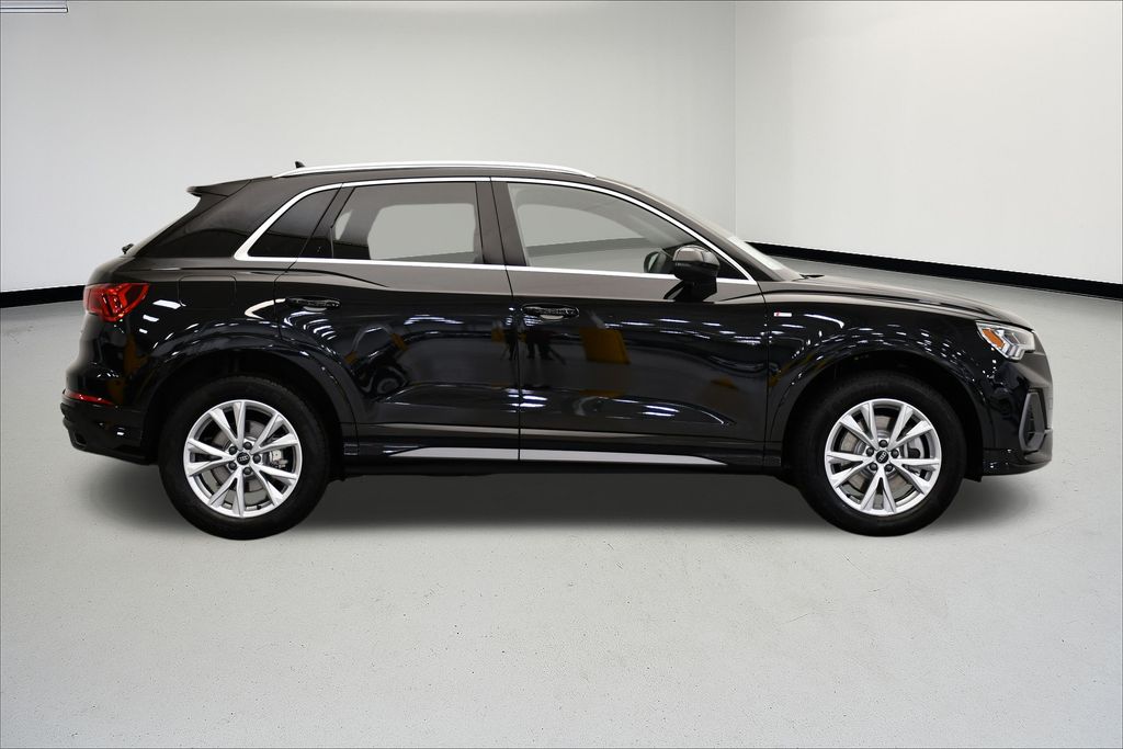 2025 Audi Q3 45 S line Premium photo 5