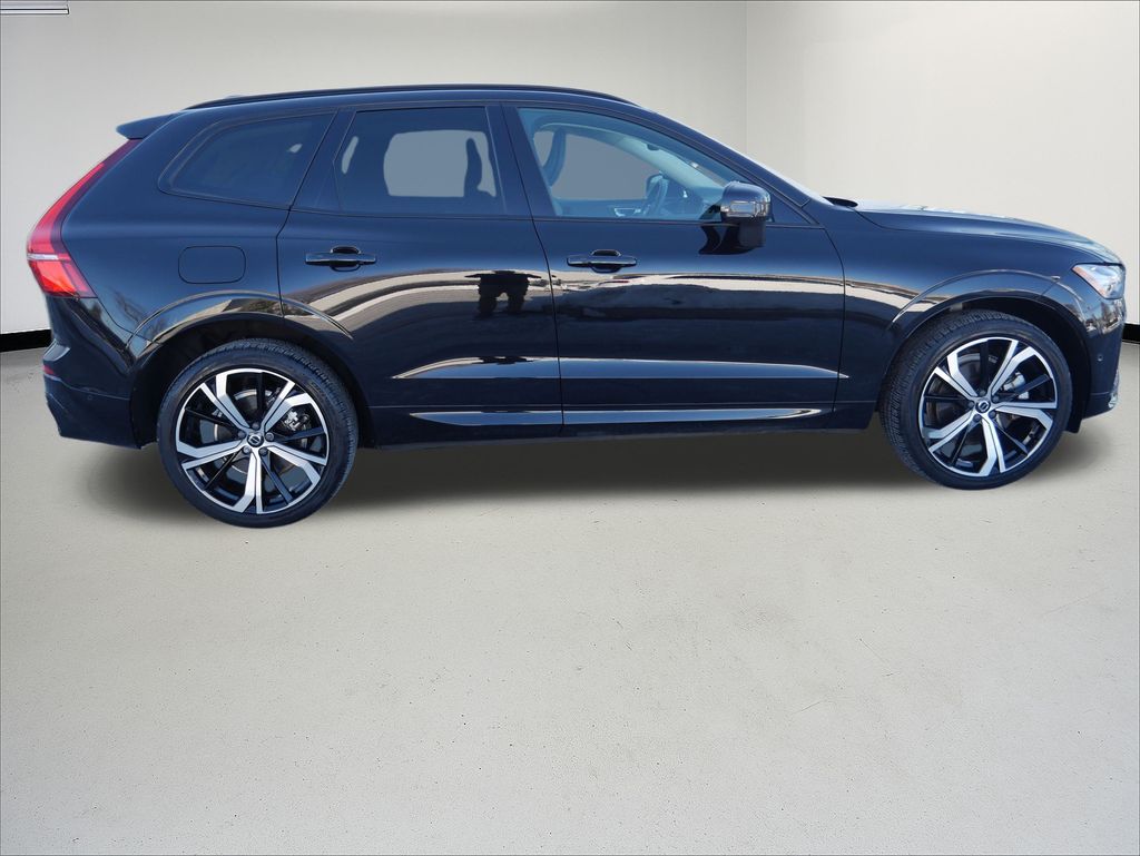 2023 Volvo XC60 Recharge Plug-In Hybrid Ultimate Dark photo 4