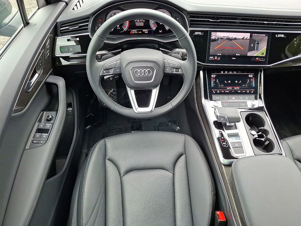 2025 Audi Q7 55 Premium Plus photo 2