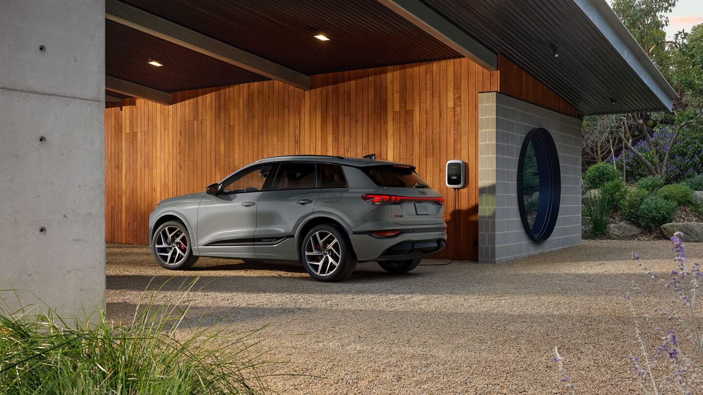 1920X1080_P1_MY25---SQ6-e-tron---Rear---Profile---Parked---5323.jpg