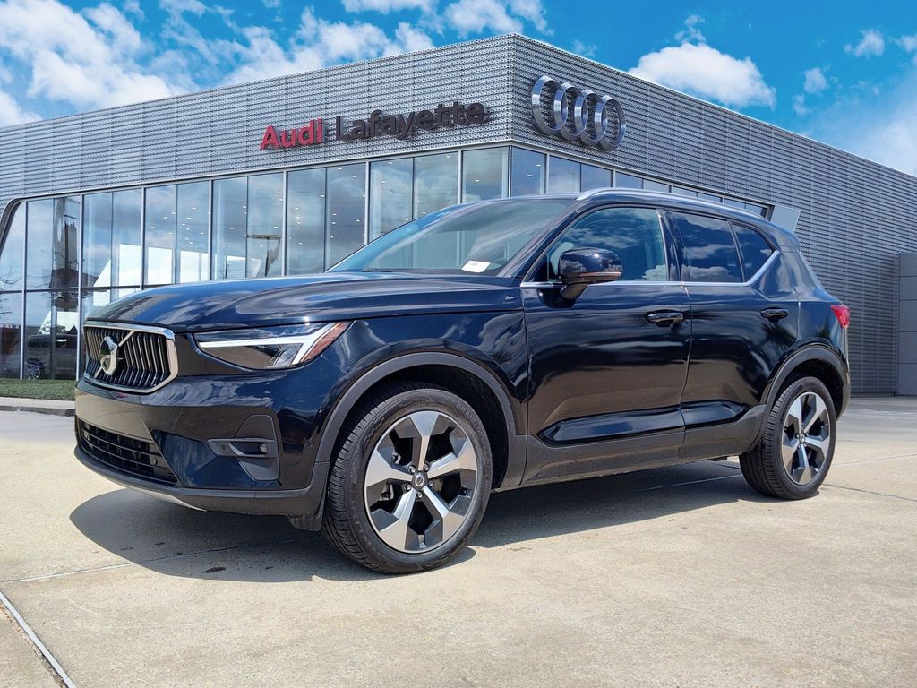 2025 Volvo XC40 B5 Plus Bright Theme