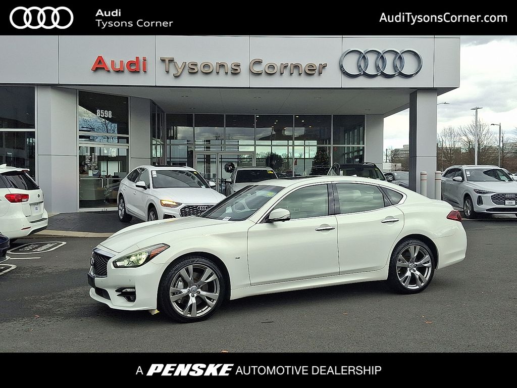 2015 INFINITI Q70 5.6's photo