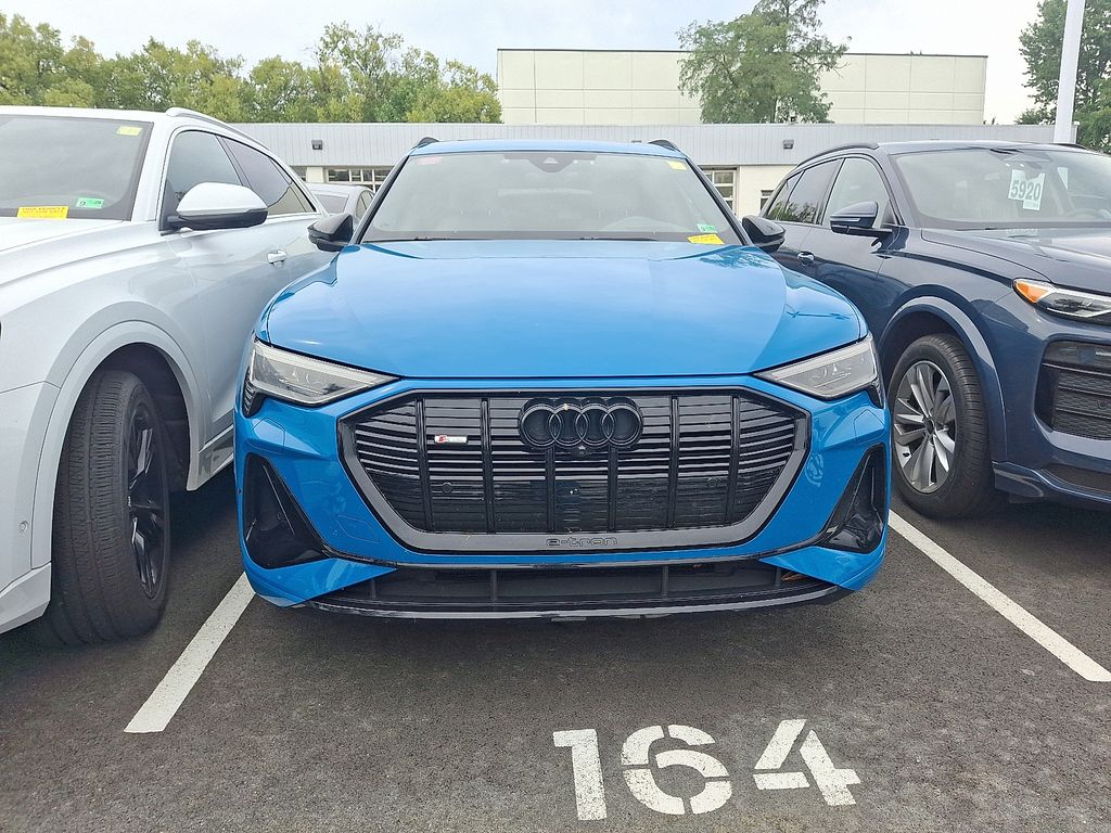 2022 Audi e-tron Prestige photo 2